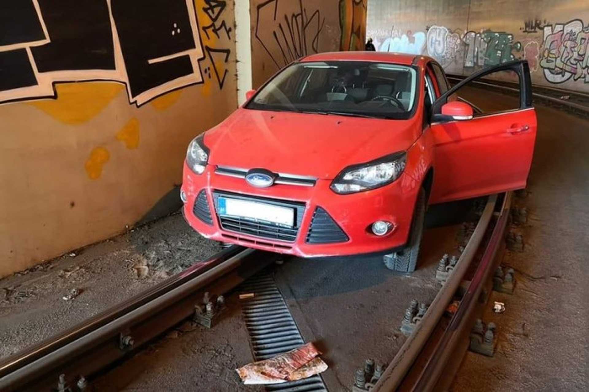A villamos alagútjába hajtott egy kocsi