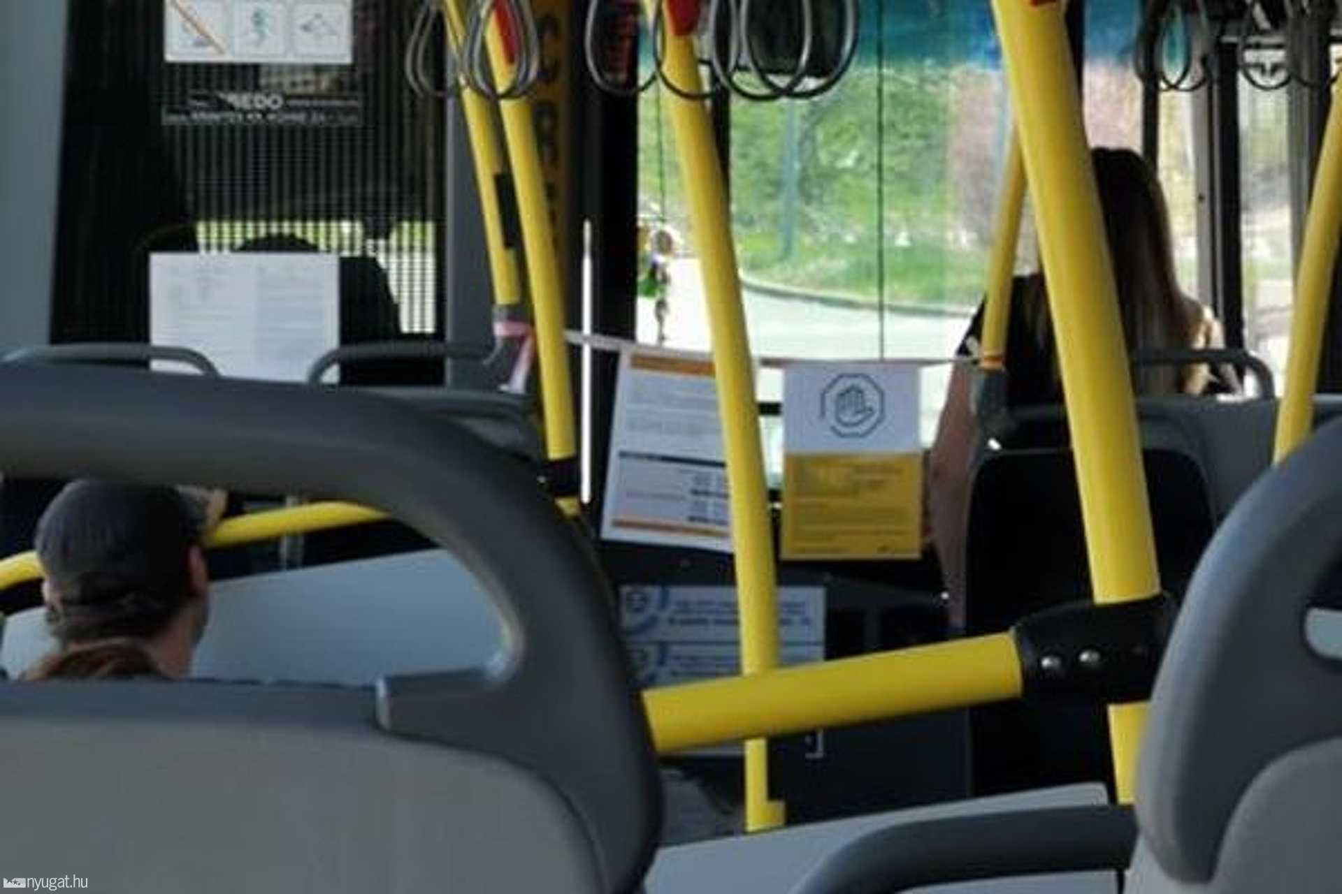 A karanténzónán belül utazik a buszon a nő