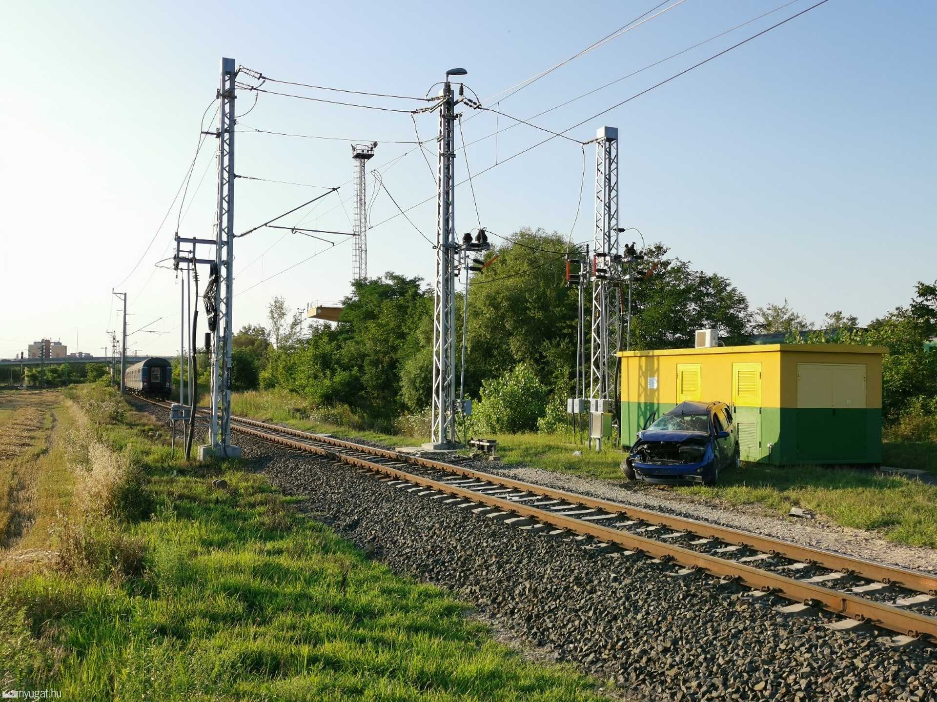 Vonat elé hajtott egy Ford