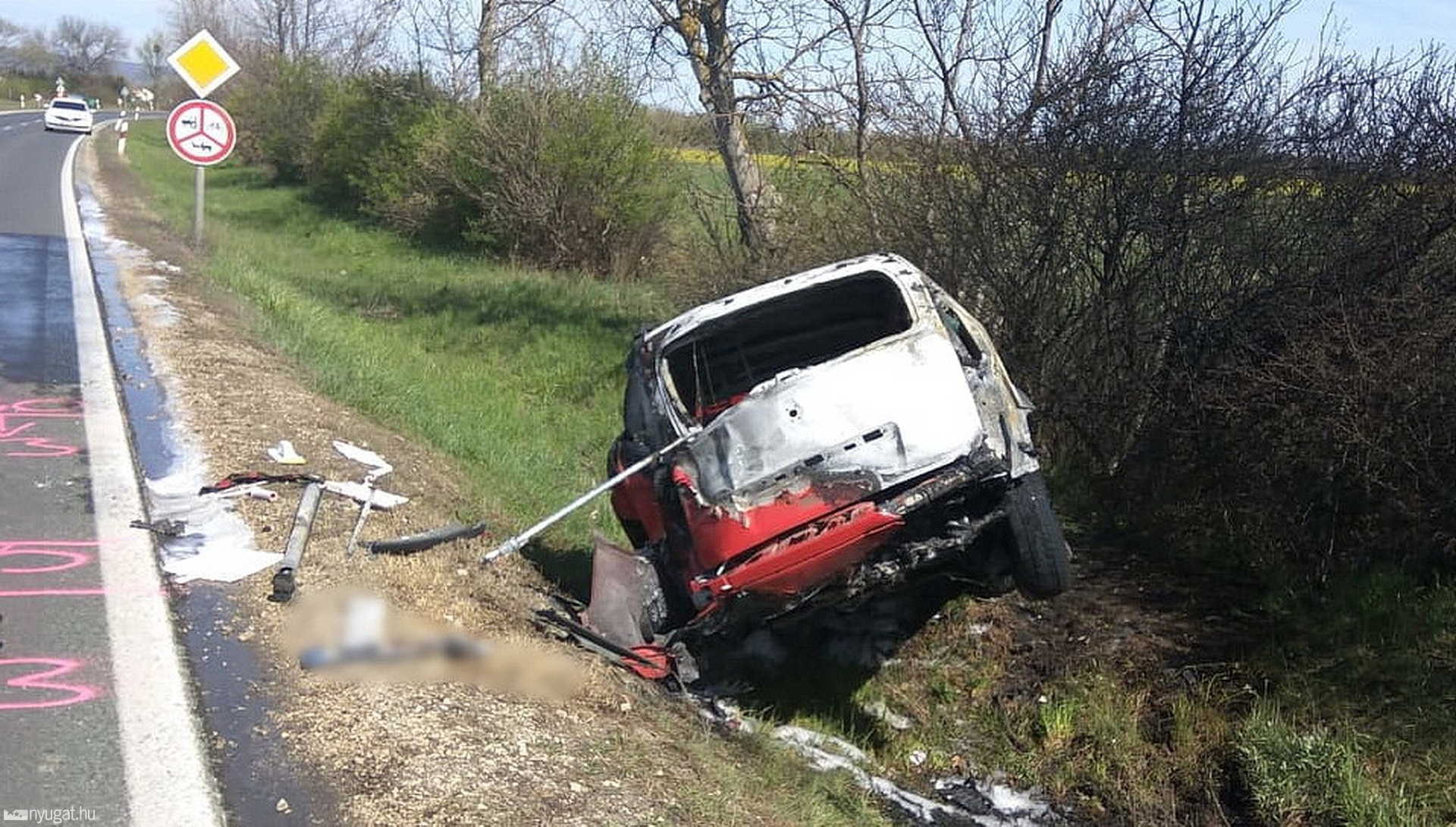 Kiégett az árokba csapódott Renault Gyöngyösfalu közelében