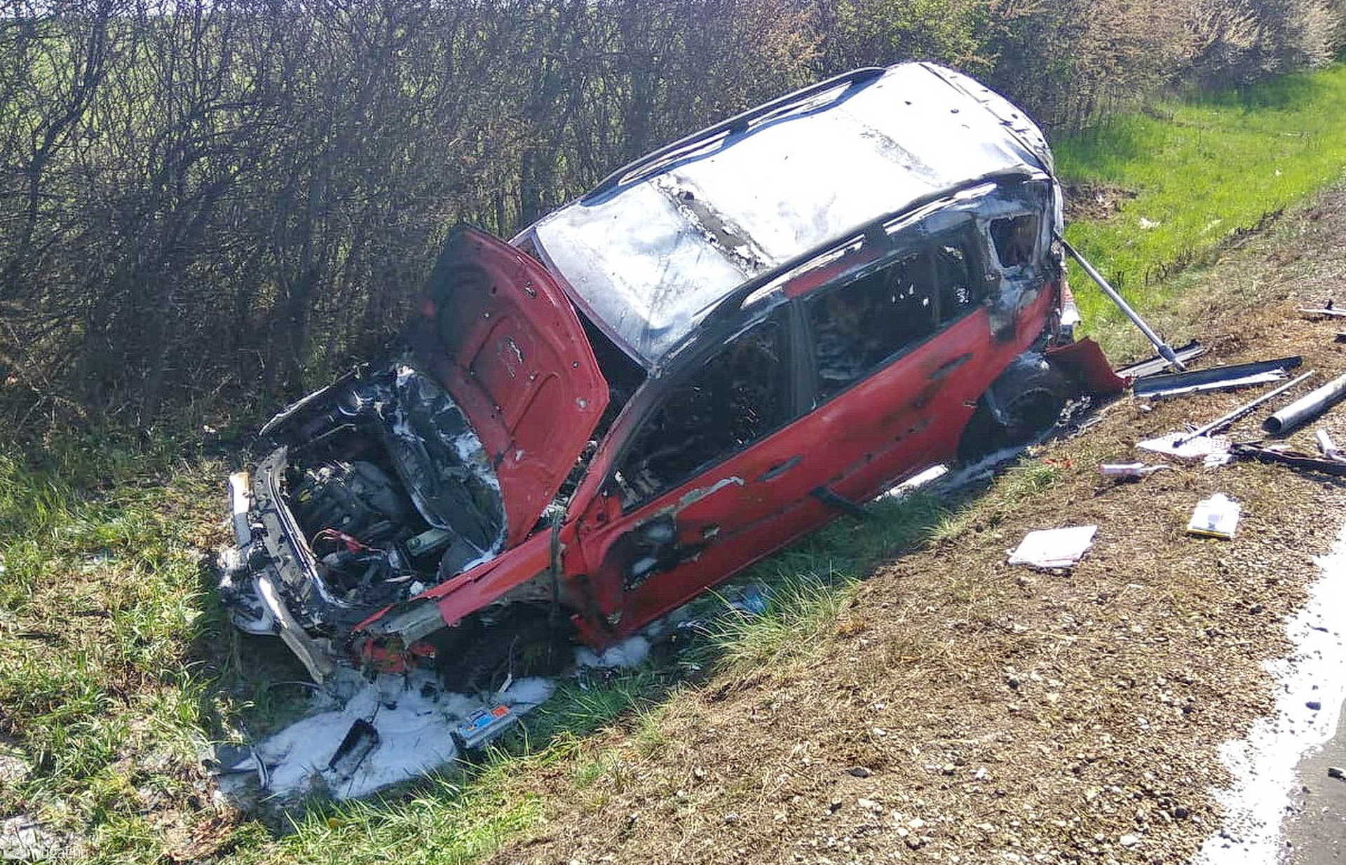 Kiégett az árokba csapódott Renault Gyöngyösfalu közelében