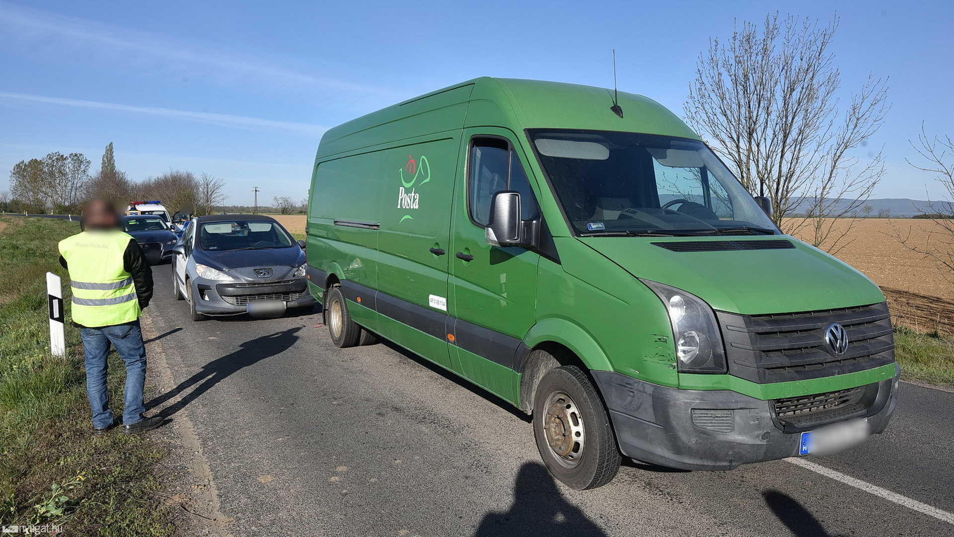 Postásautóval ütközött egy Peugeot Söpte közelében
