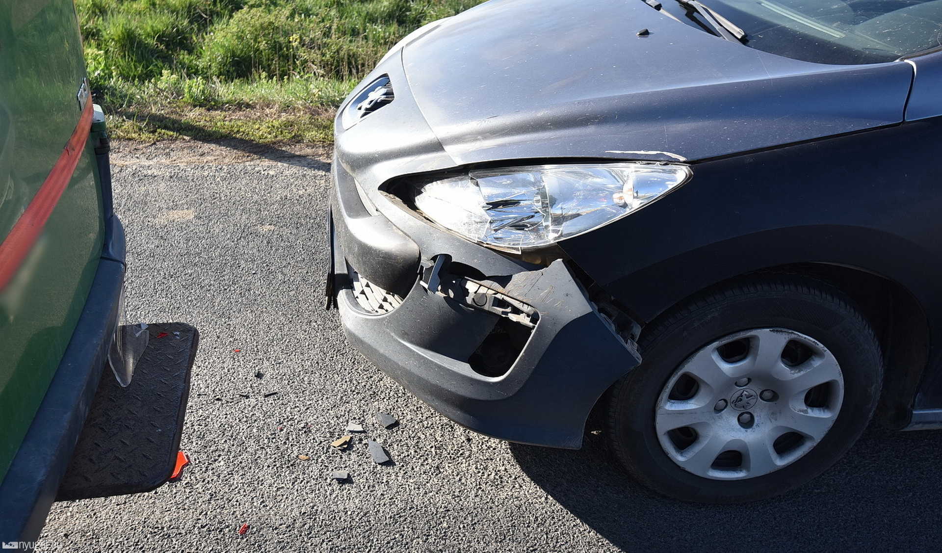 Postásautóval ütközött egy Peugeot Söpte közelében