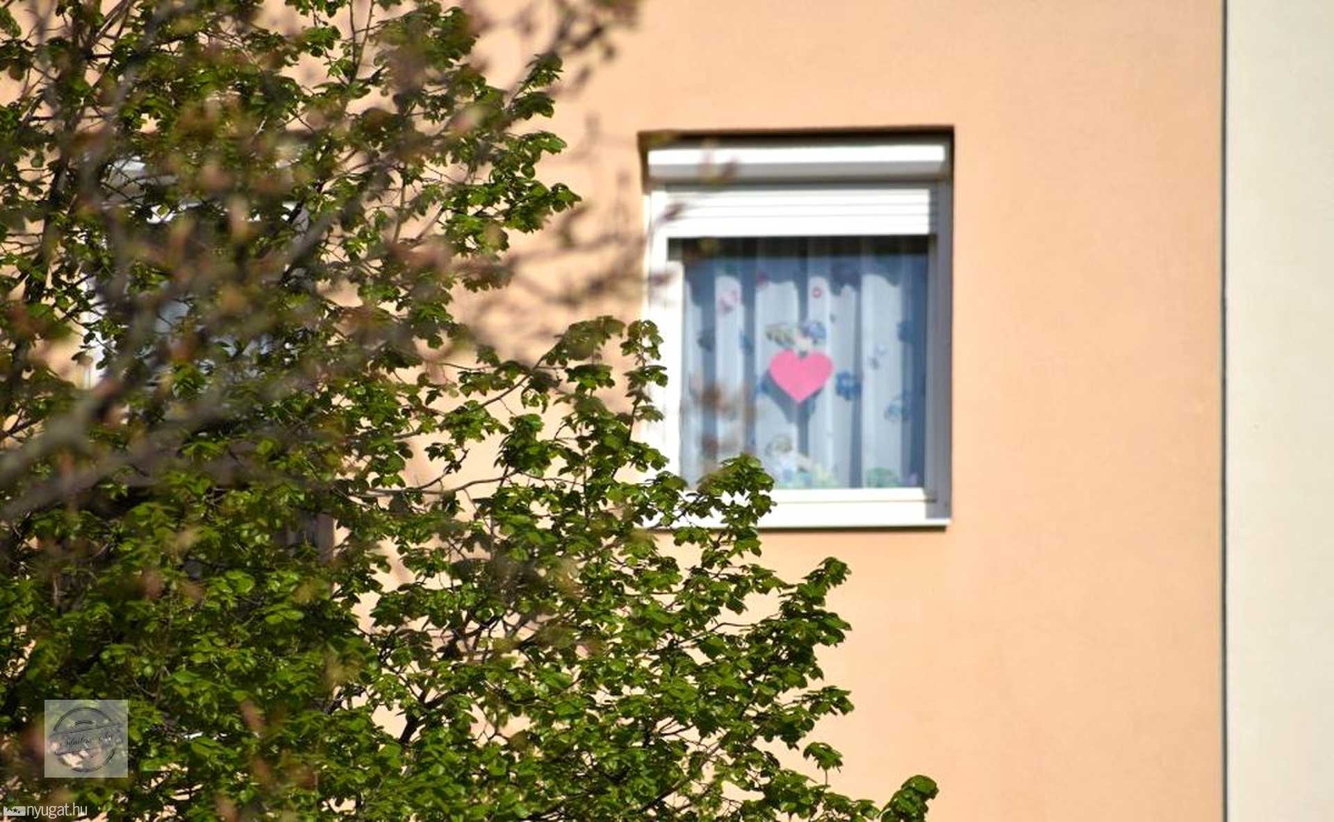 Napfényes karantén reggel Szombathely egyik lakótelepén