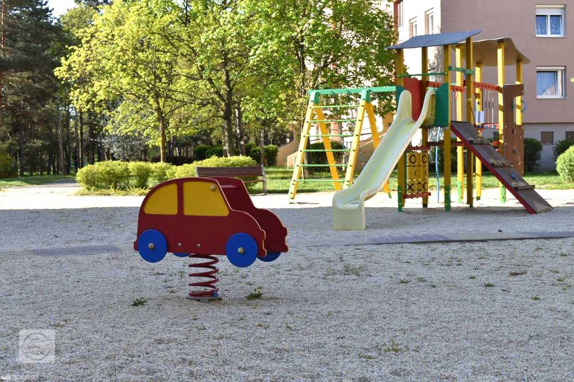 Napfényes karantén reggel Szombathely egyik lakótelepén