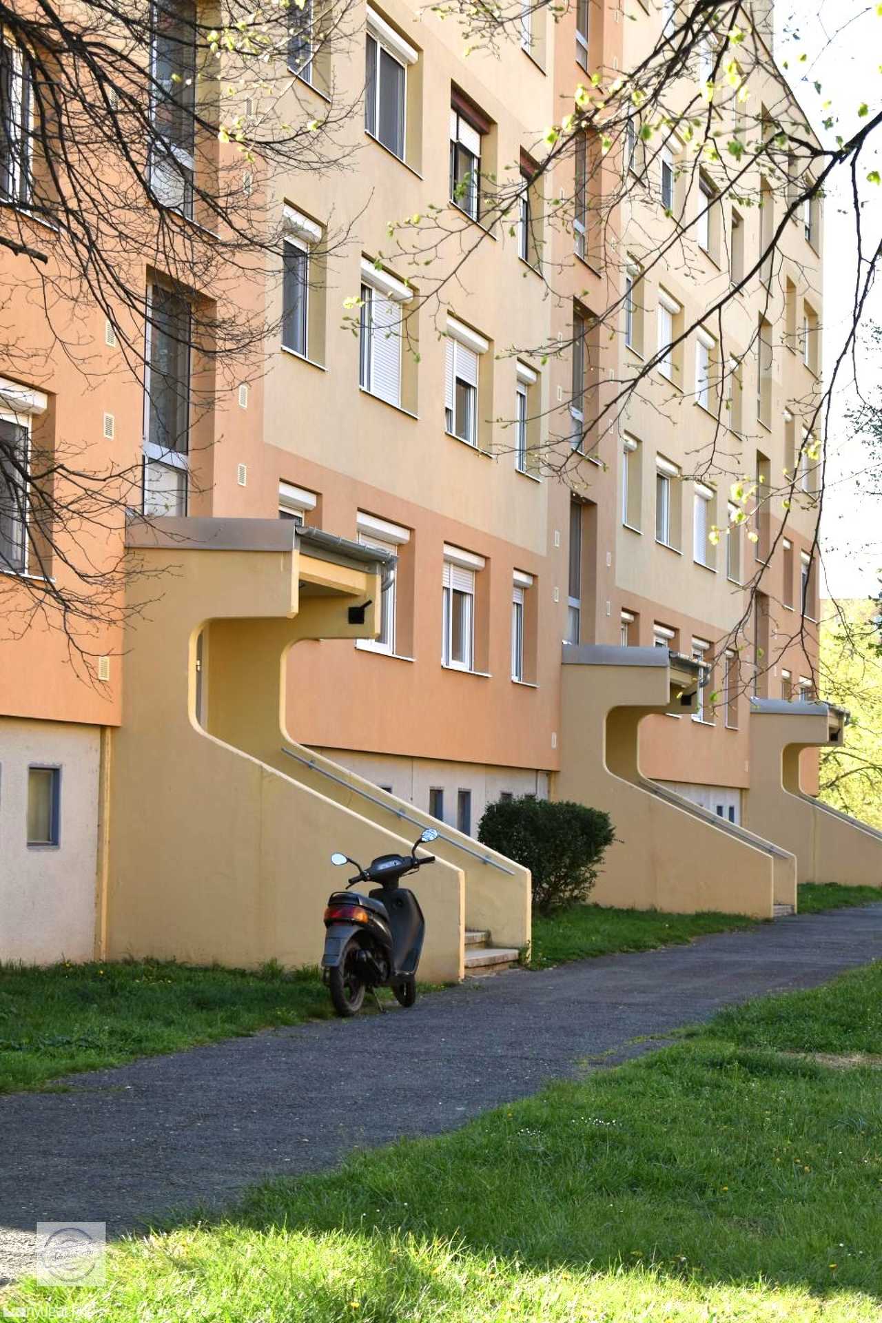 Napfényes karantén reggel Szombathely egyik lakótelepén