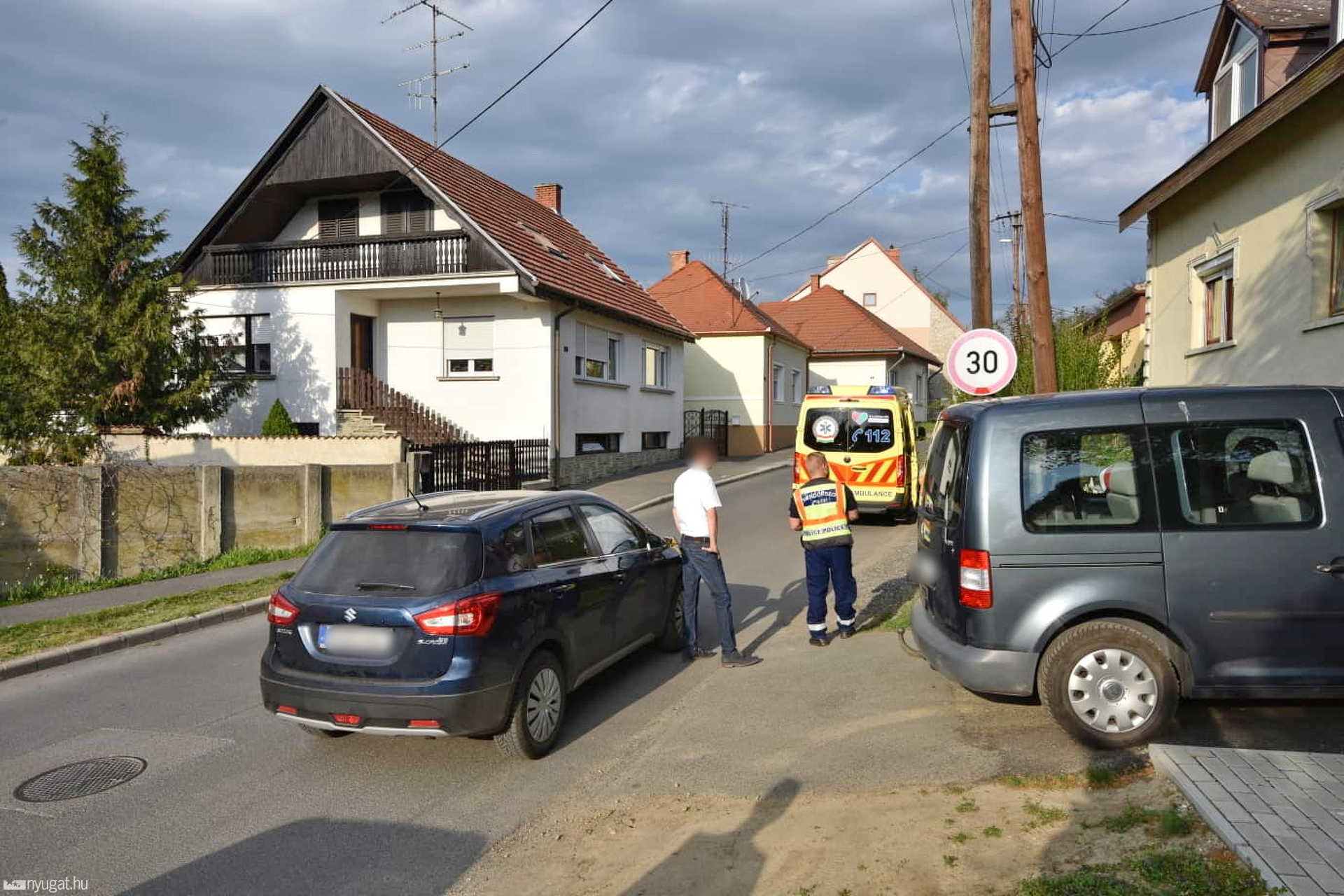 Takarásból biciklizett az autó elé egy kislány