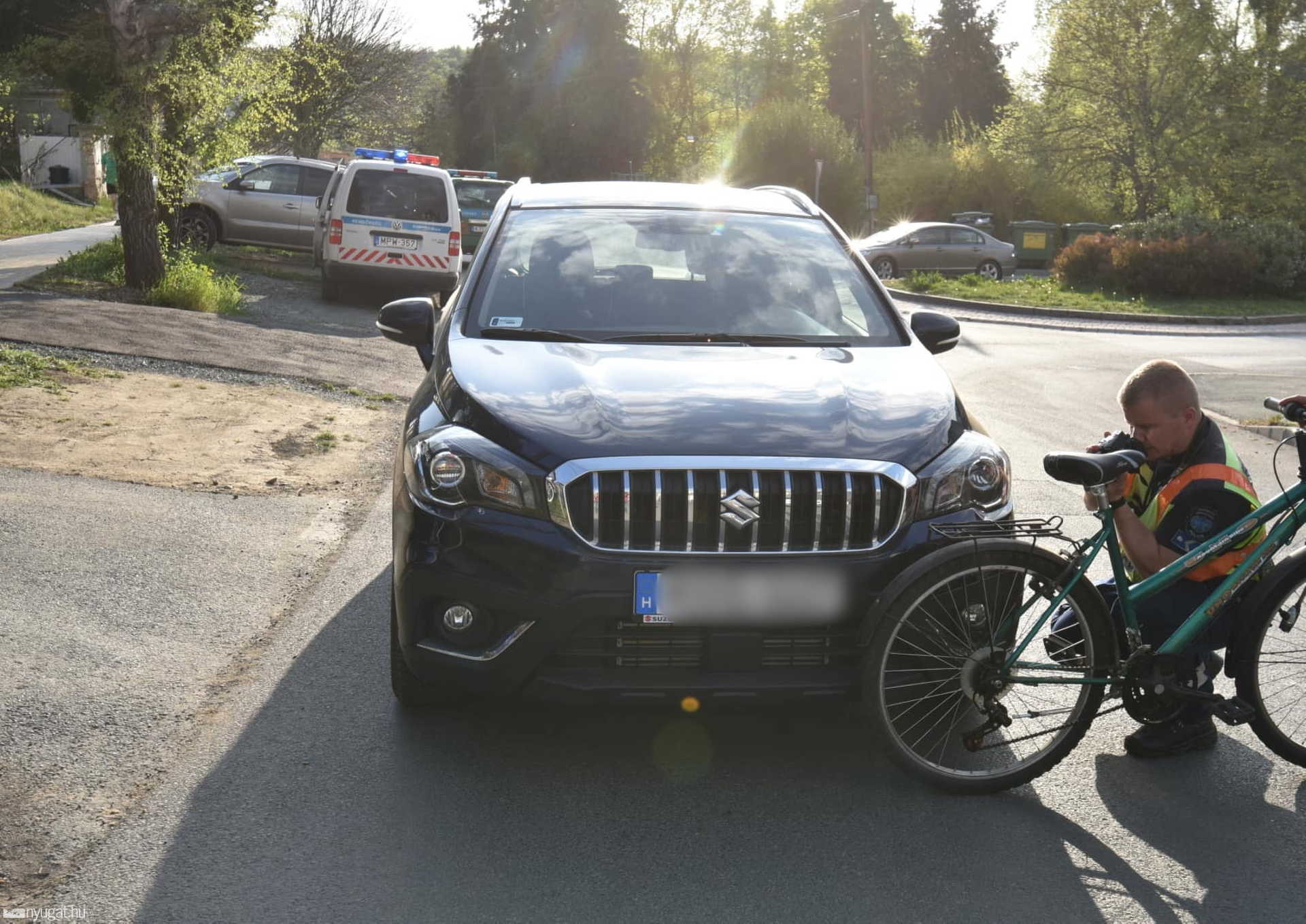 Takarásból biciklizett az autó elé egy kislány