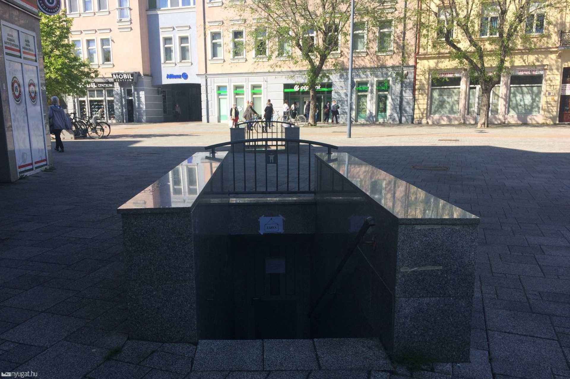 Zárva a nyilvános vécé a Fő téren