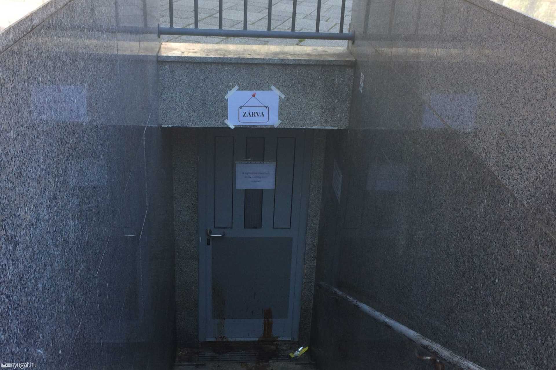 Közelebbről nem csak a felirat látszik jobban.