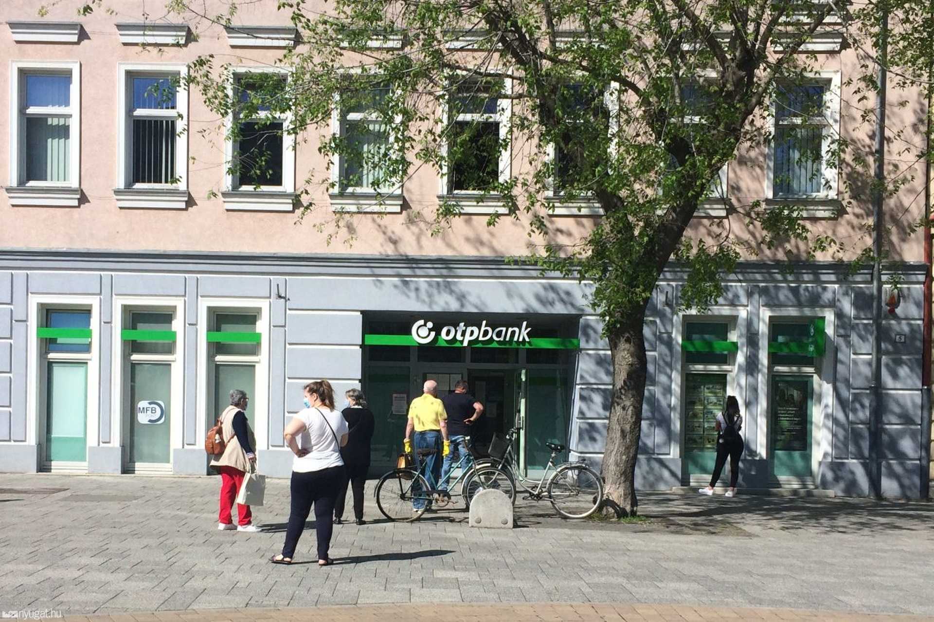 Megszokott látvány a sorban állás a Fő téren.