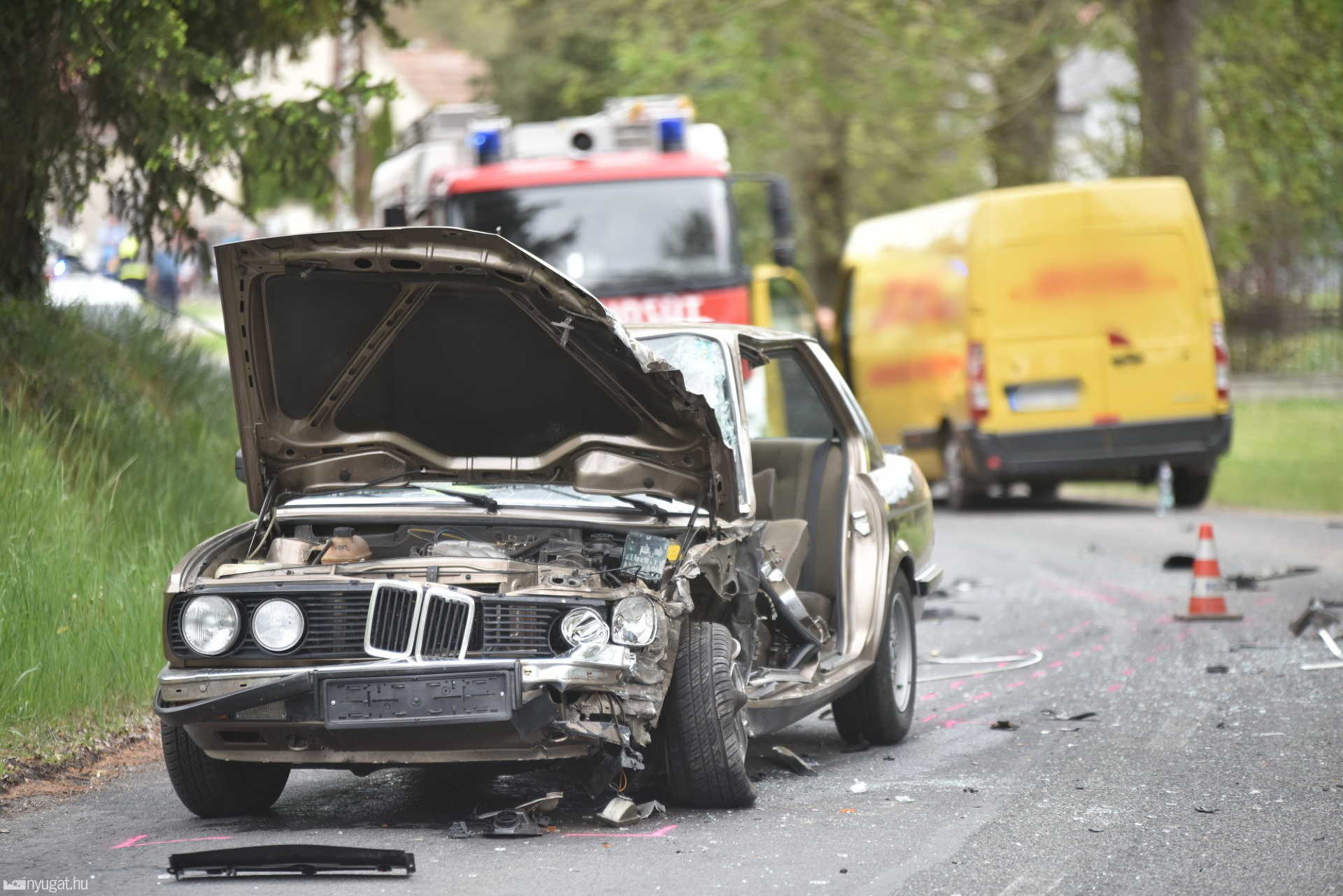 Veterán BMW és Renault futárautó ütközött Csepregen 