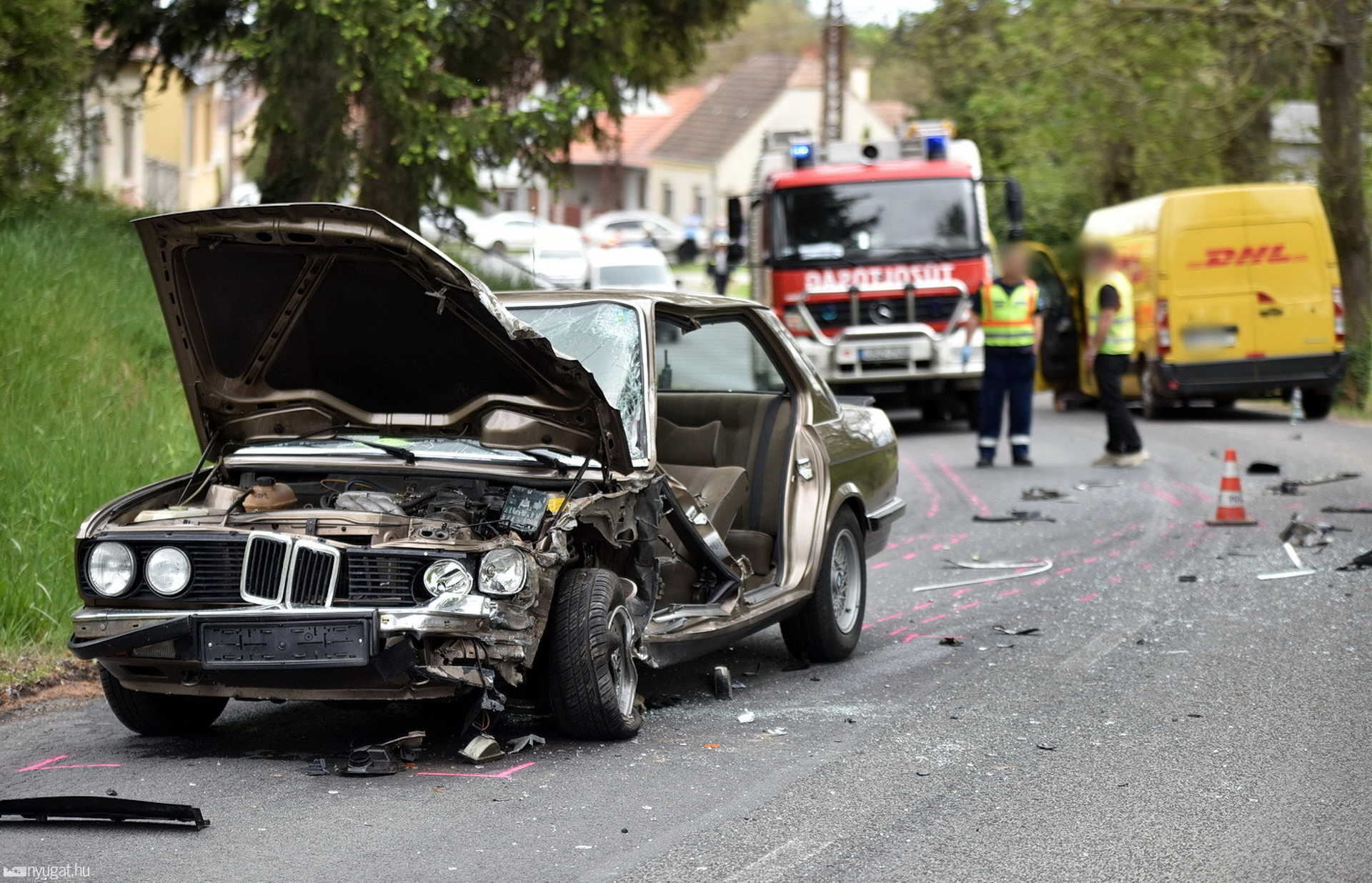 Videón: 37 éves BMW-vel szenvedett súlyos balesetet egy férfi Csepregen 