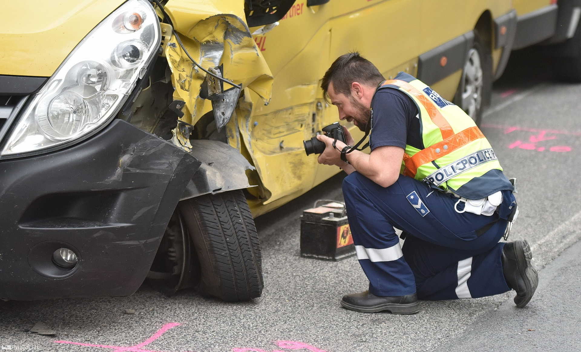 Videón: 37 éves BMW-vel szenvedett súlyos balesetet egy férfi Csepregen 