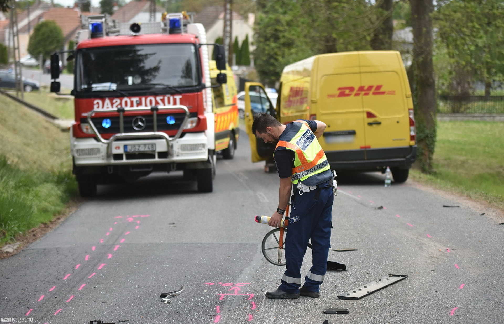 Videón: 37 éves BMW-vel szenvedett súlyos balesetet egy férfi Csepregen 
