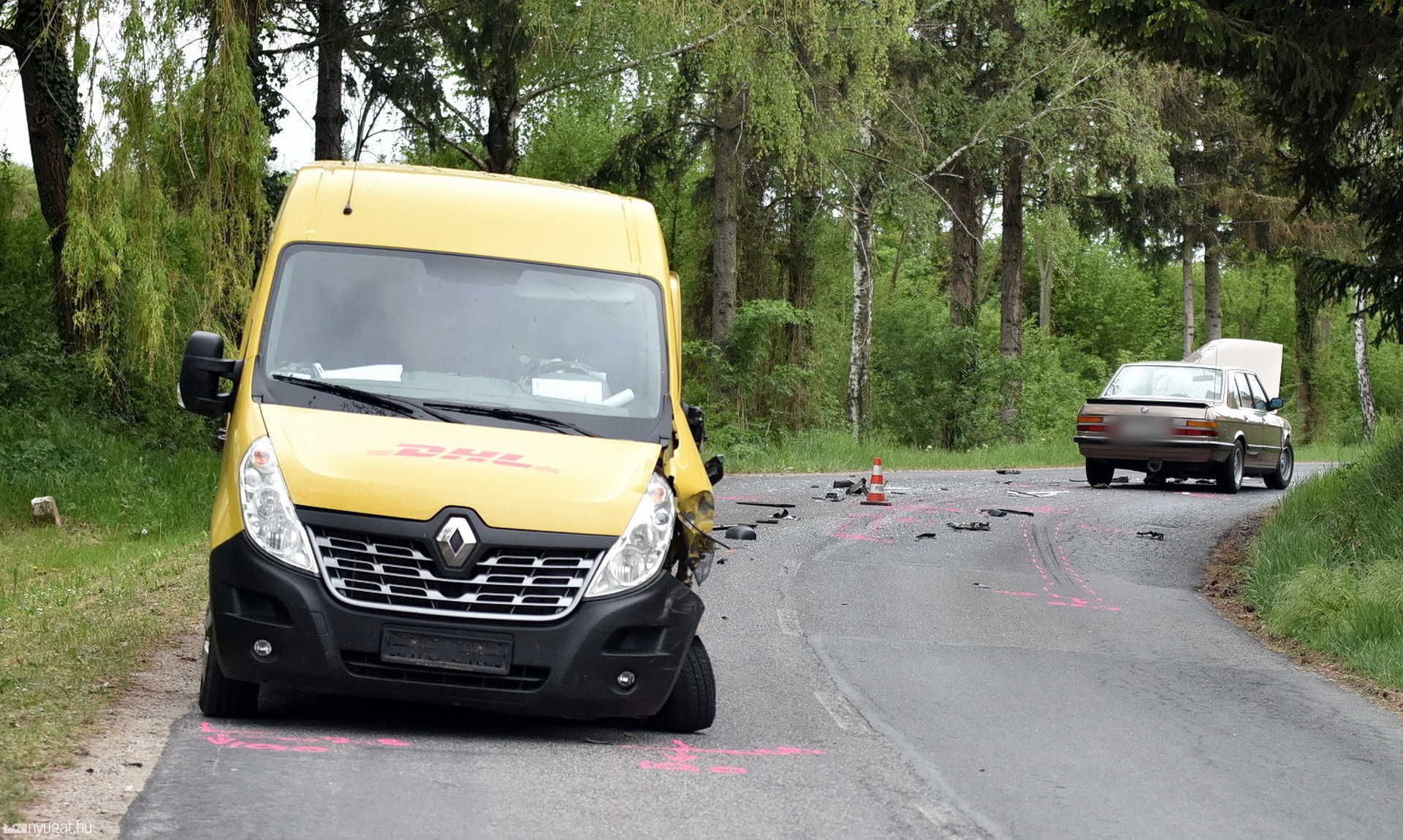 Videón: 37 éves BMW-vel szenvedett súlyos balesetet egy férfi Csepregen 