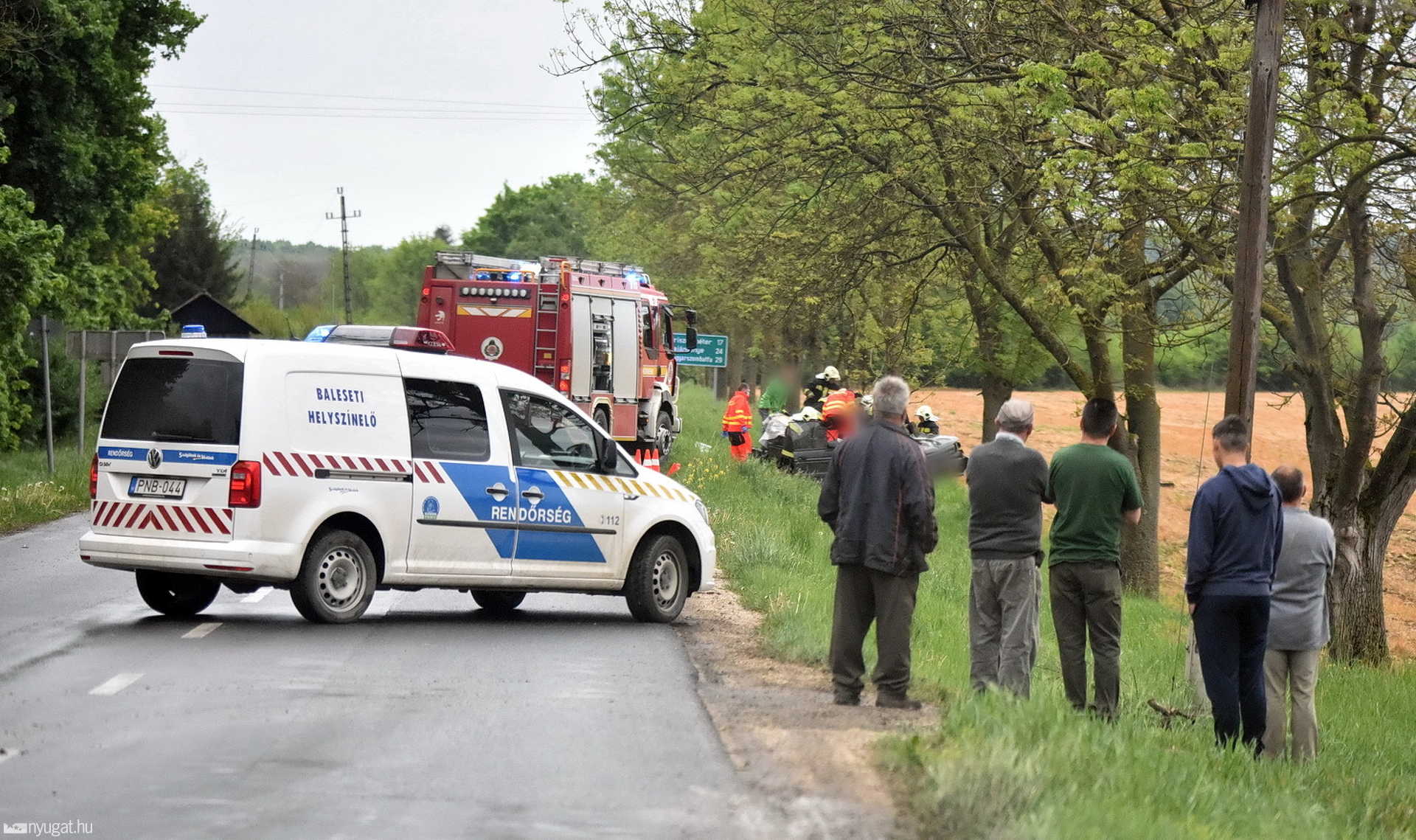 Mentőhelikopter érkezett a sérültért - fának csapódott egy Land Rover Csákánydoroszlónál 