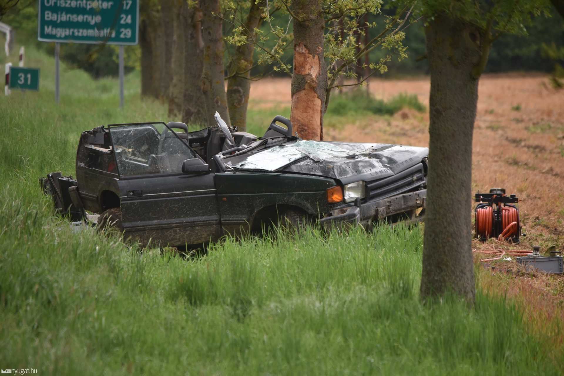 Mentőhelikopter érkezett a sérültért - fának csapódott egy Land Rover Csákánydoroszlónál 