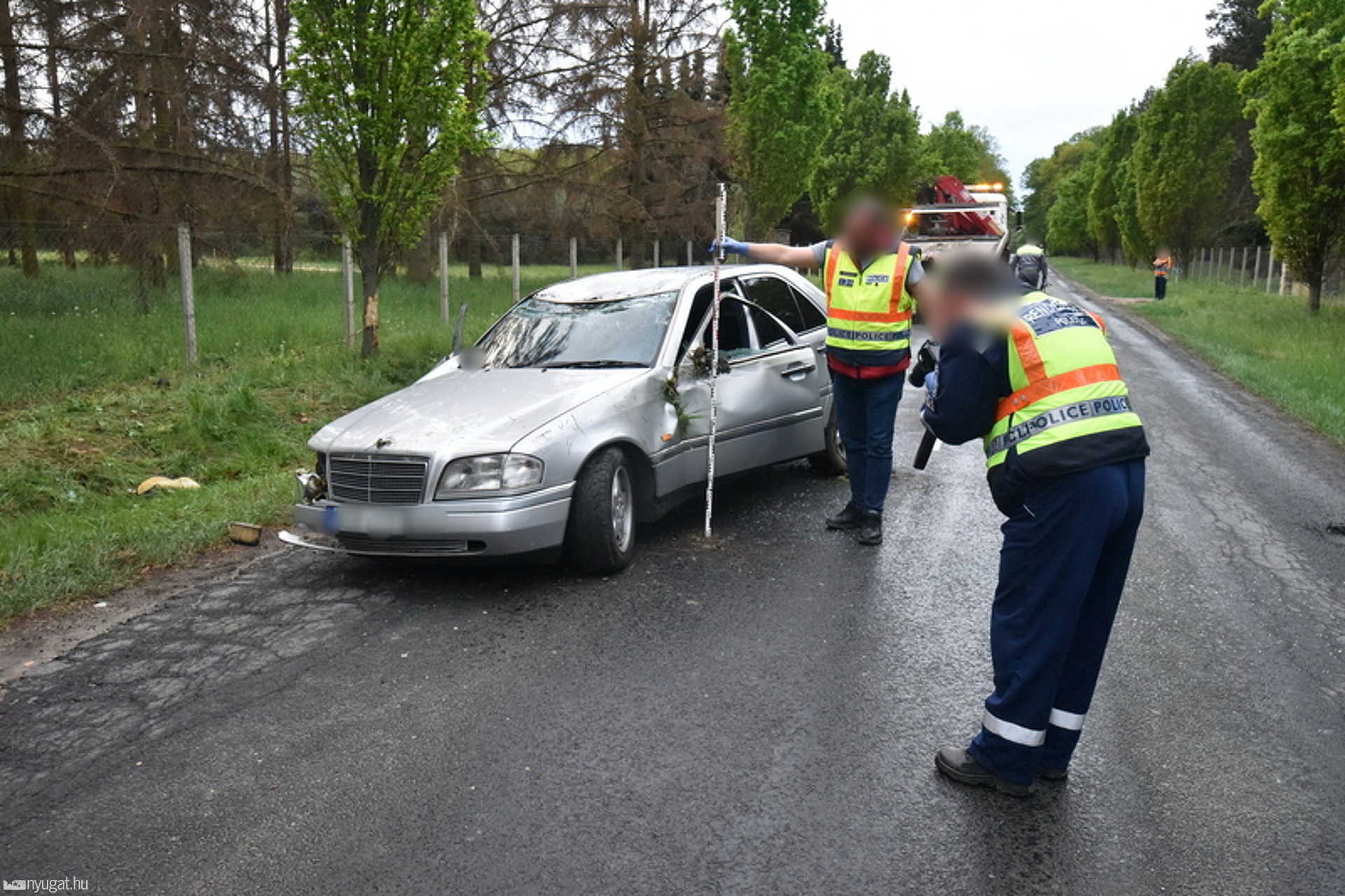 Nem sikerült újraéleszteni a Mercedes vezetőjét - fának csapódott az autó Acsádnál 