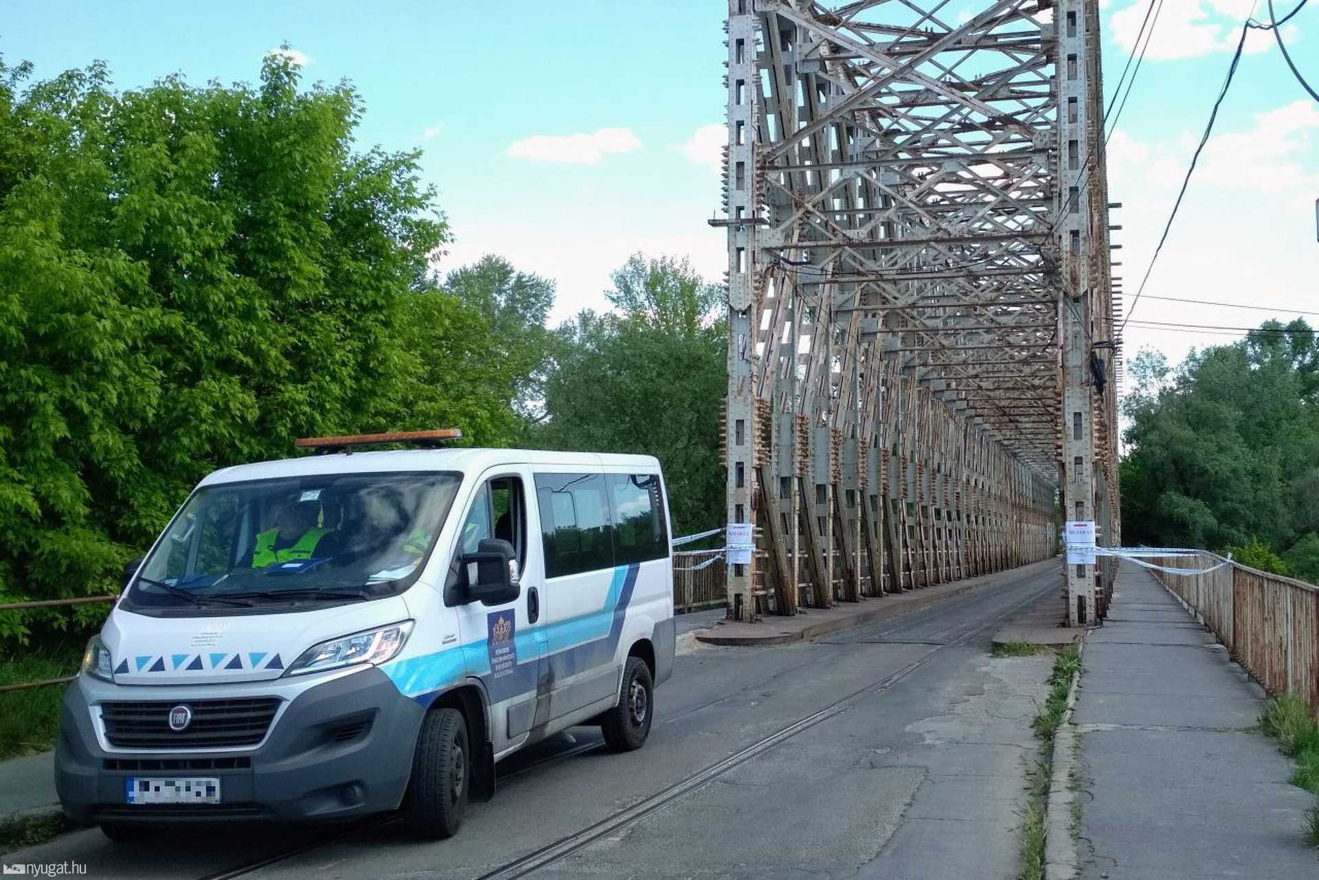 A K-híd előtt őrök állomásoznak
