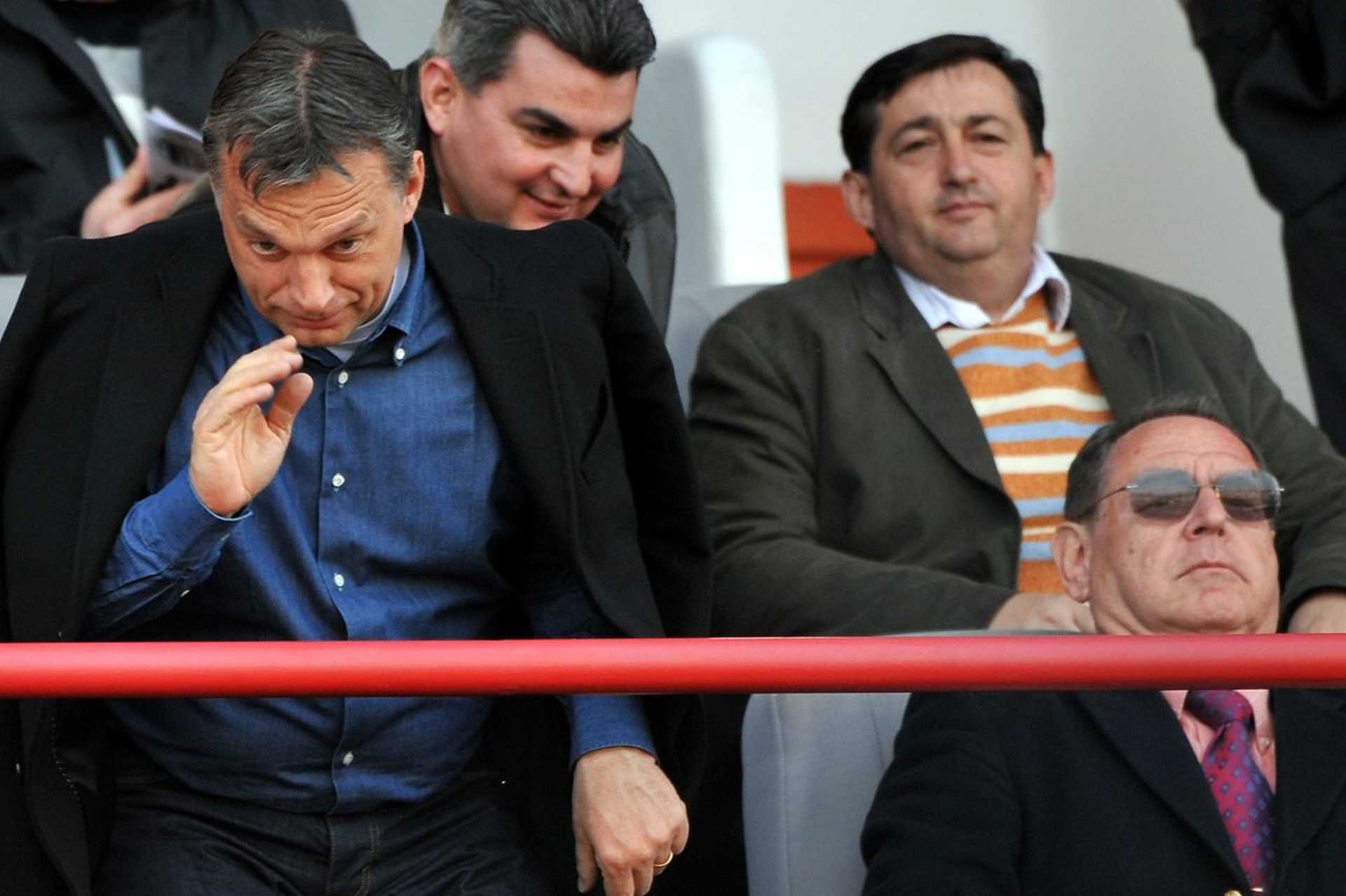 Mészáros János Orbán Viktor háta mögött