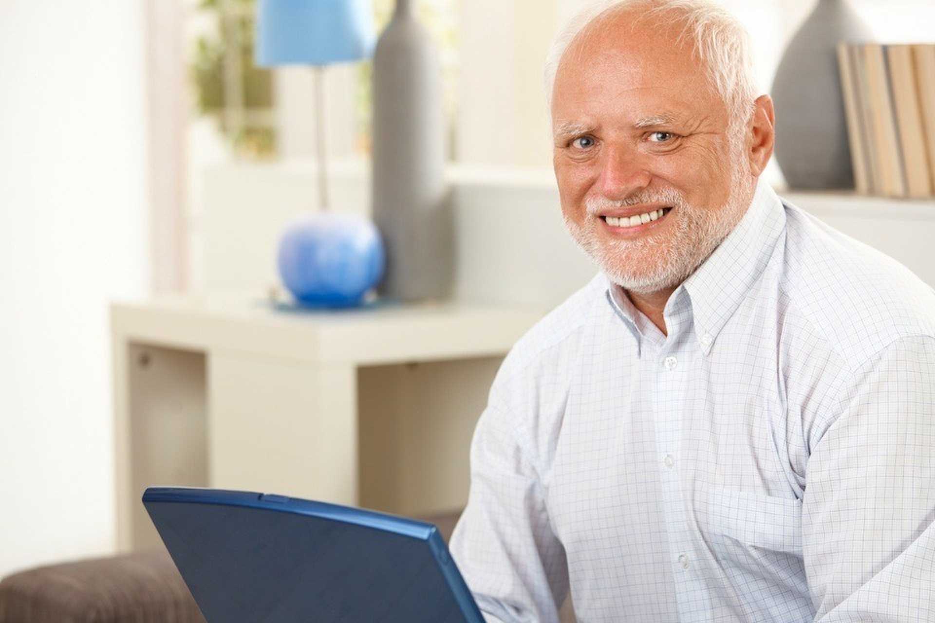 Szájmaszk lett a kőszegi mémből, Hide the Pain Haroldból