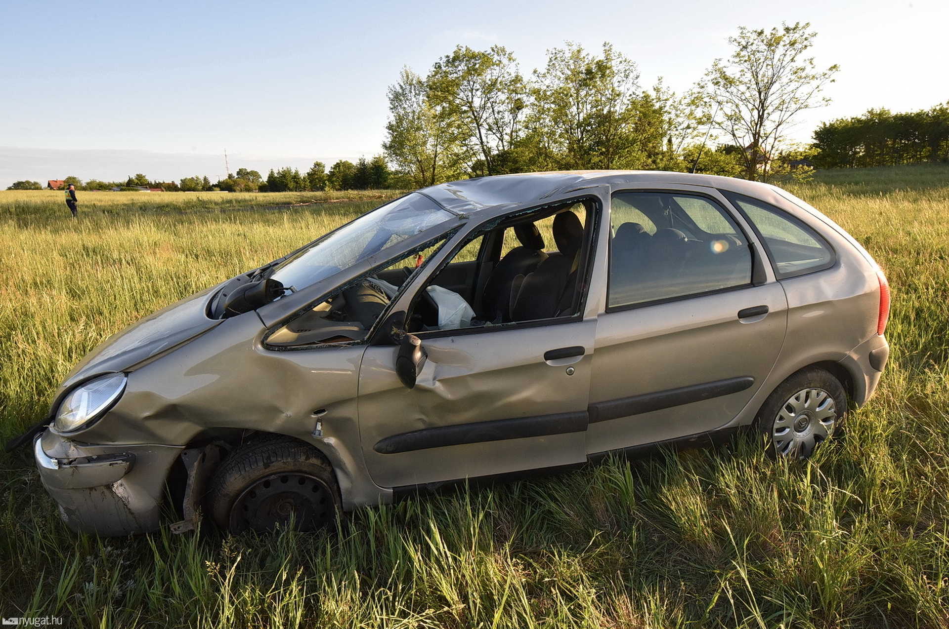 Átpördült a tetején a Citroen 