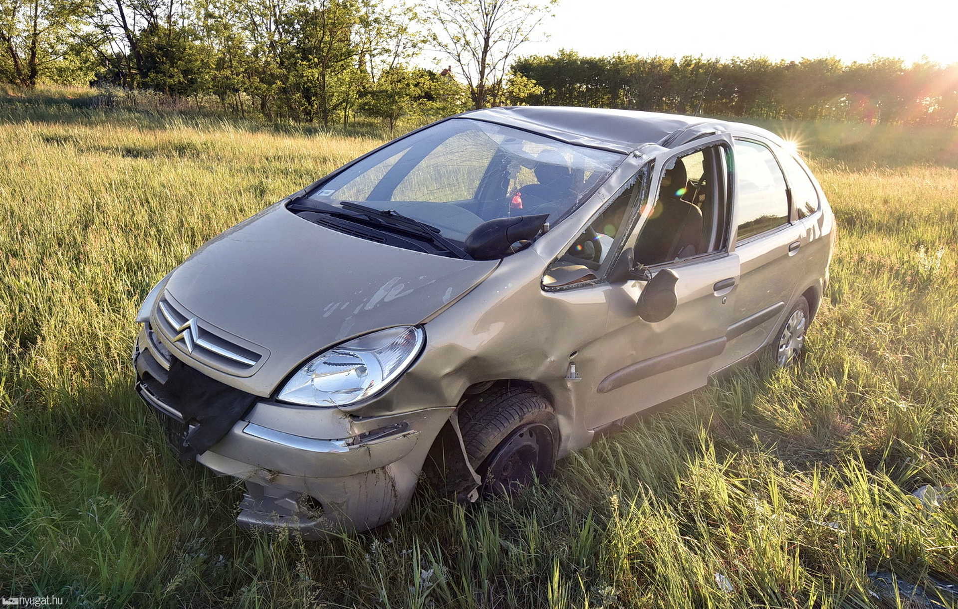 Átpördült a tetején a Citroen 