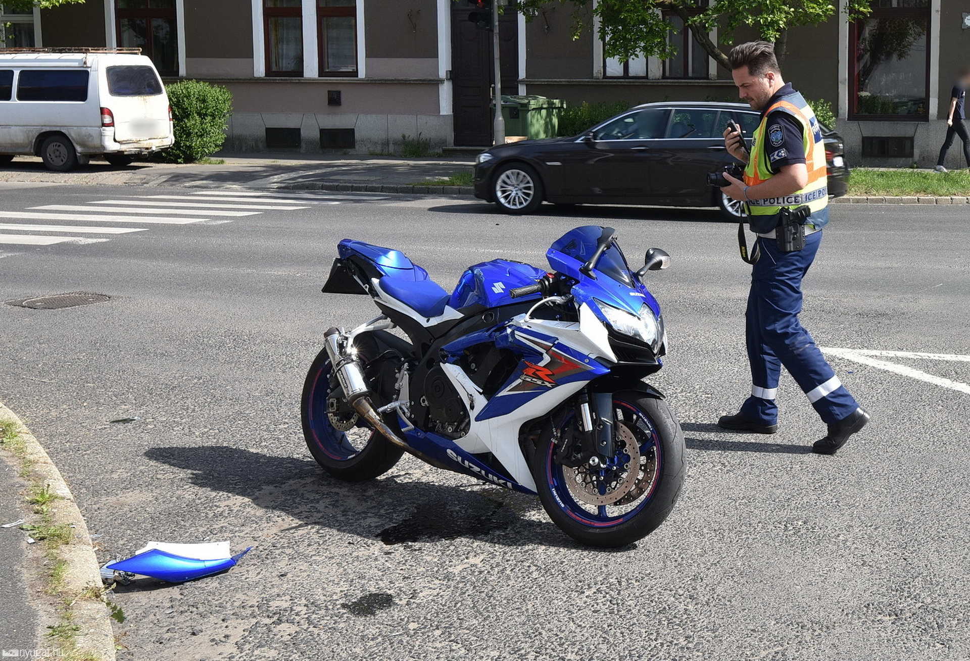 Jobbról előzte a jobbra kanyarodó Opelt egy Suzuki motor Szombathelyen