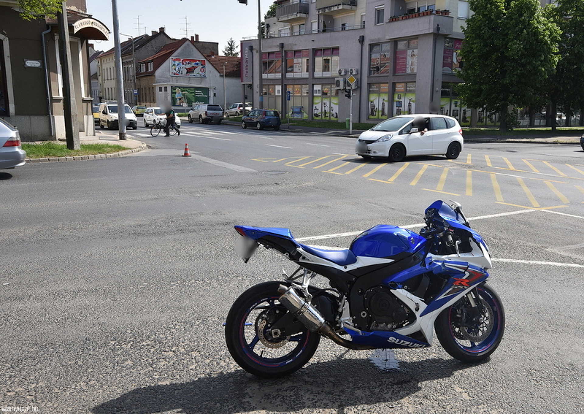 Jobbról előzte a jobbra kanyarodó Opelt egy Suzuki motor Szombathelyen