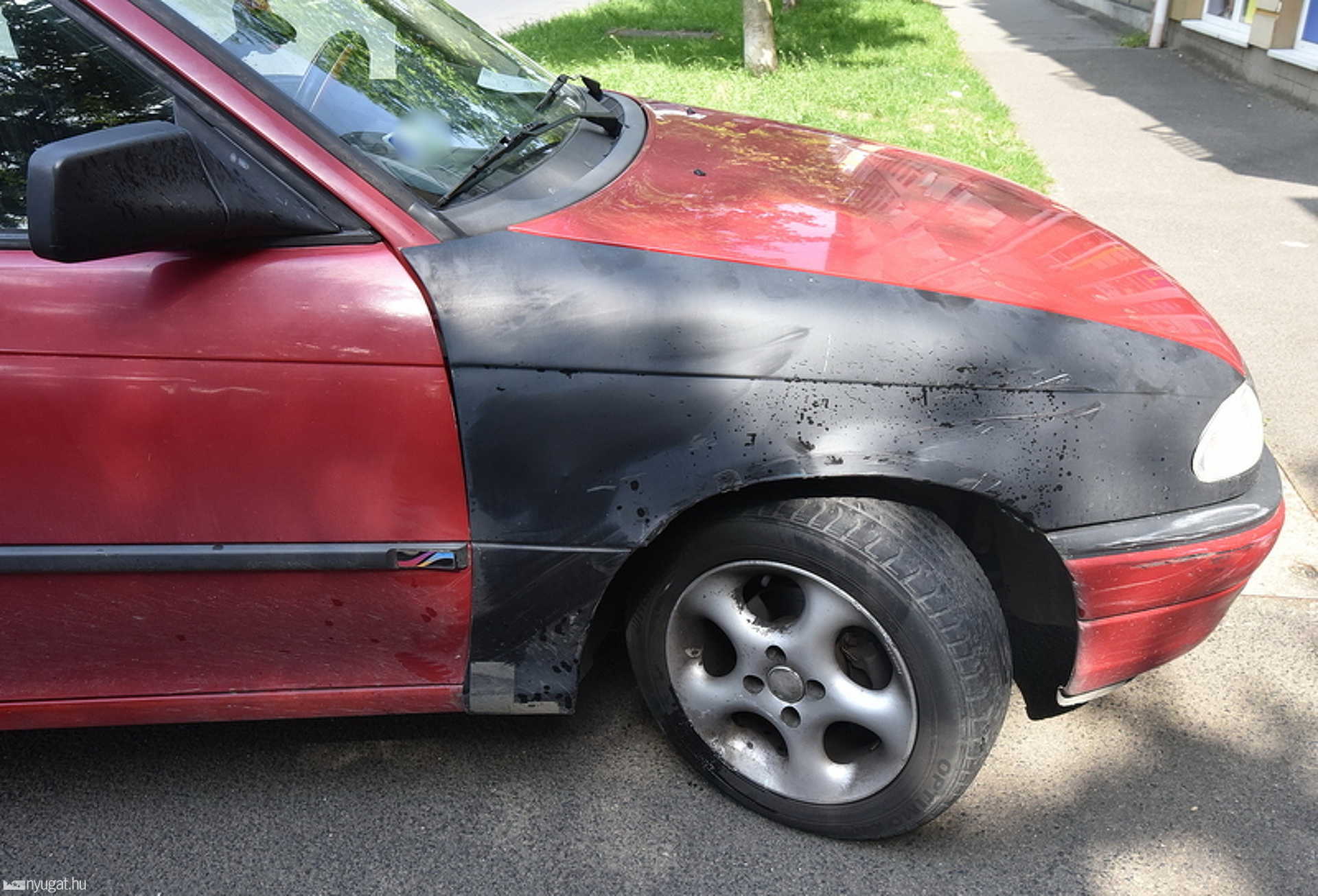 Jobbról előzte a jobbra kanyarodó Opelt egy Suzuki motor Szombathelyen