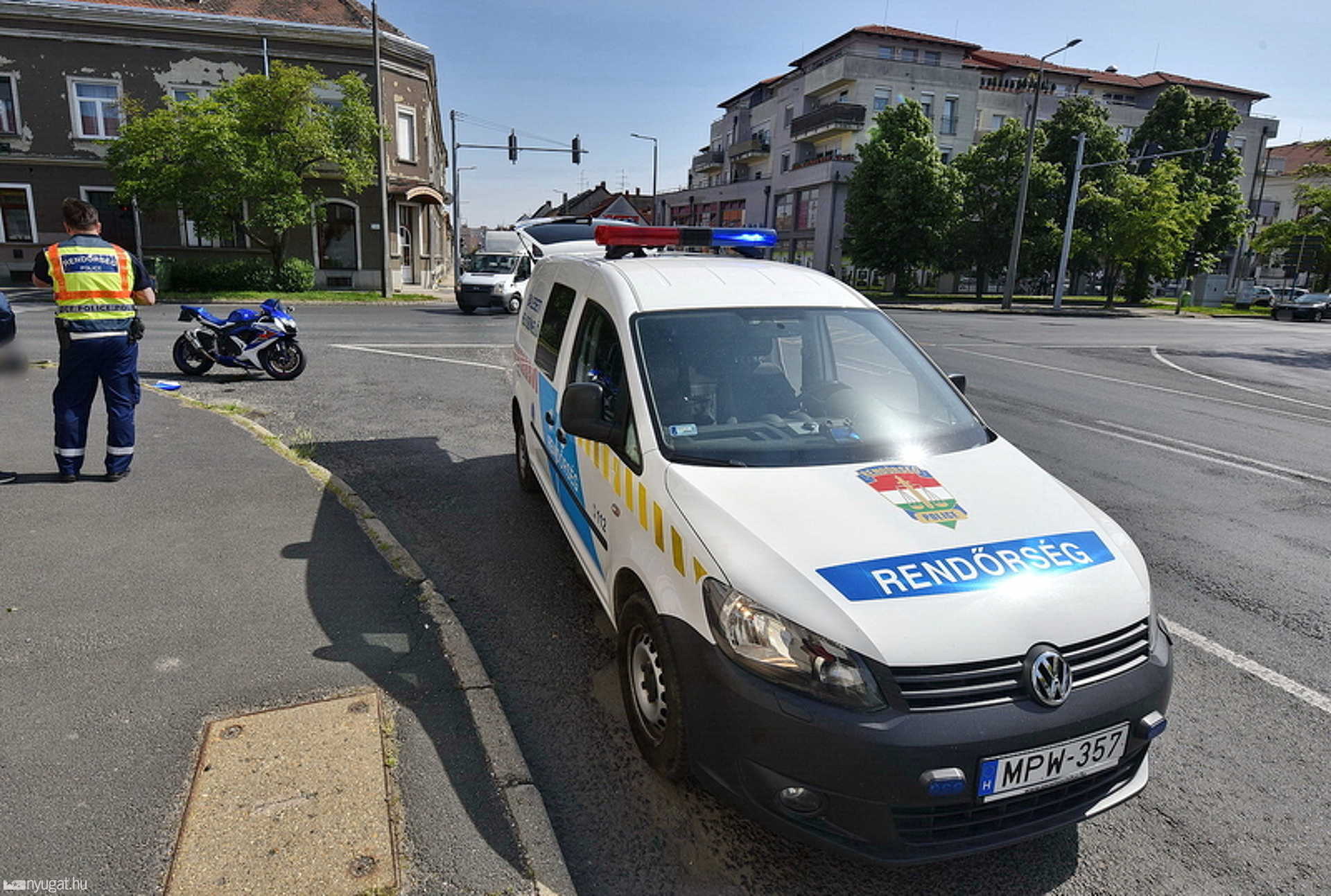 Jobbról előzte a jobbra kanyarodó Opelt egy Suzuki motor Szombathelyen