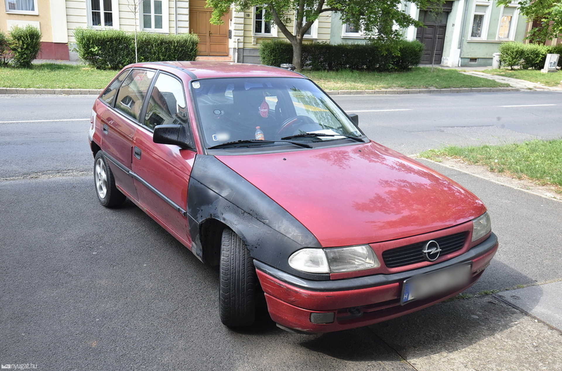 Jobbról előzte a jobbra kanyarodó Opelt egy Suzuki motor Szombathelyen