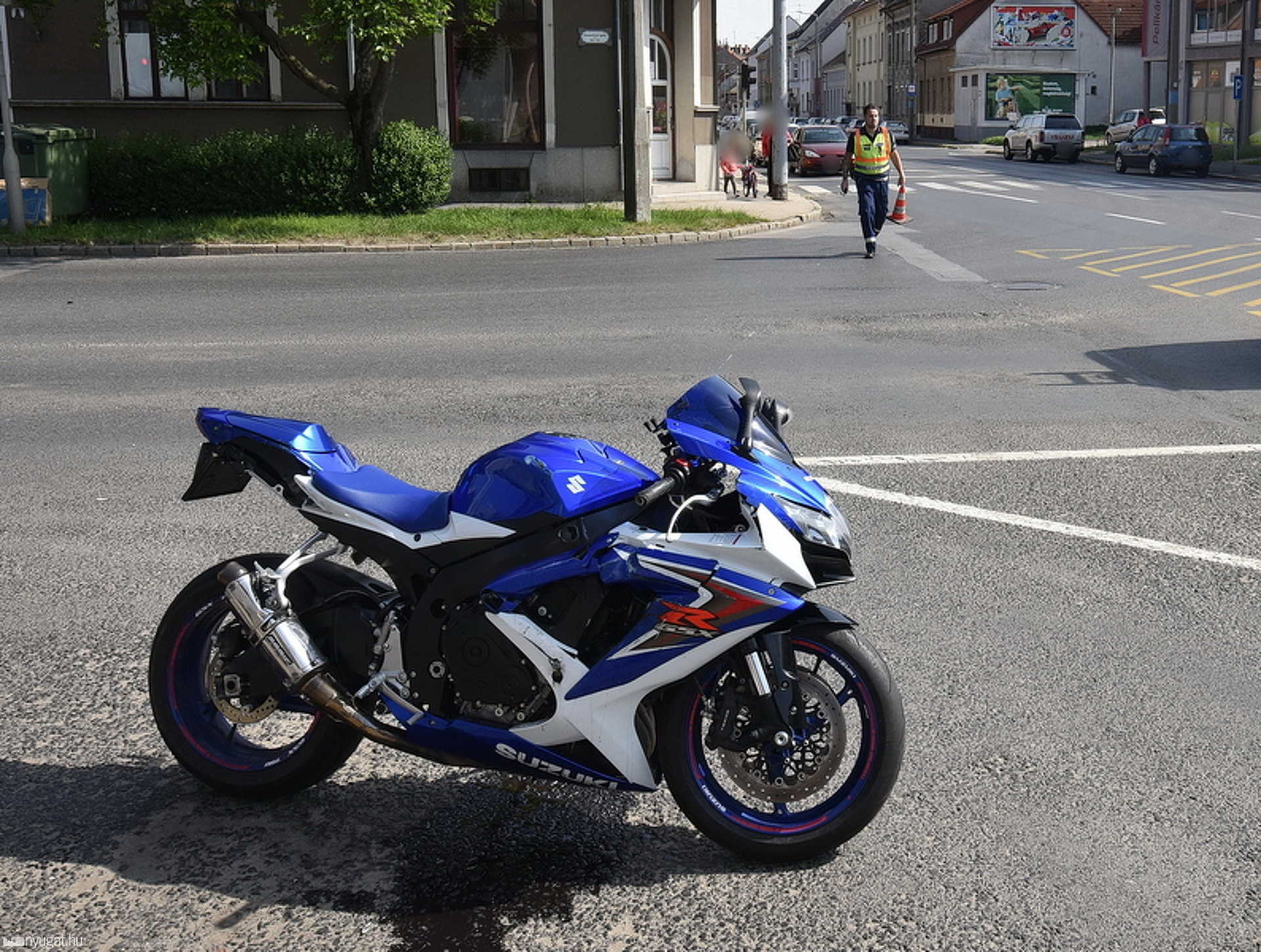 Jobbról előzte a jobbra kanyarodó Opelt egy Suzuki motor Szombathelyen