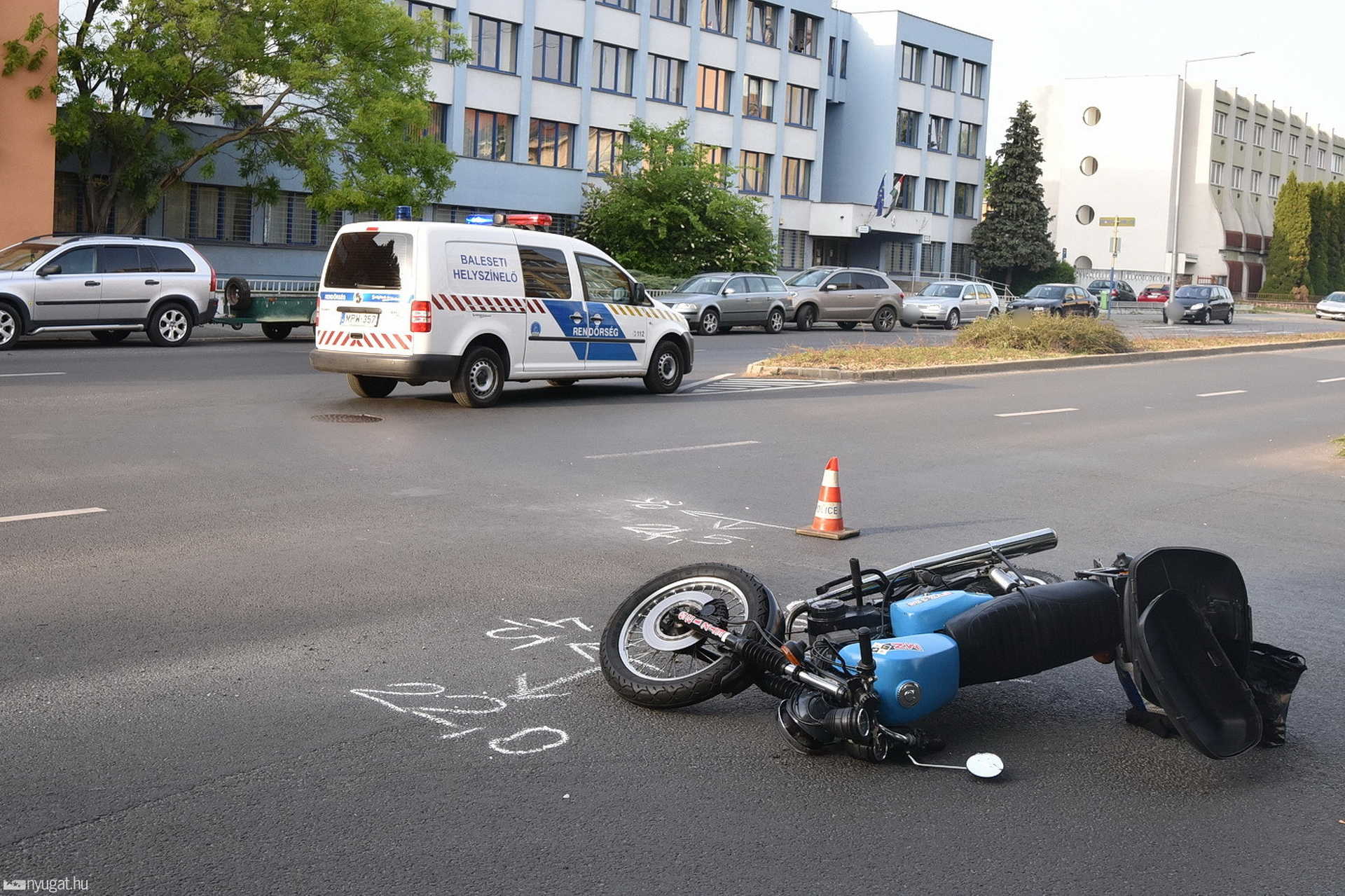 Motoros baleset a rendőrség előtt