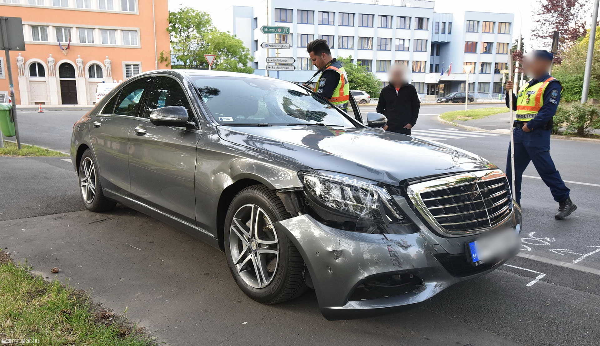 Motoros baleset a rendőrség előtt
