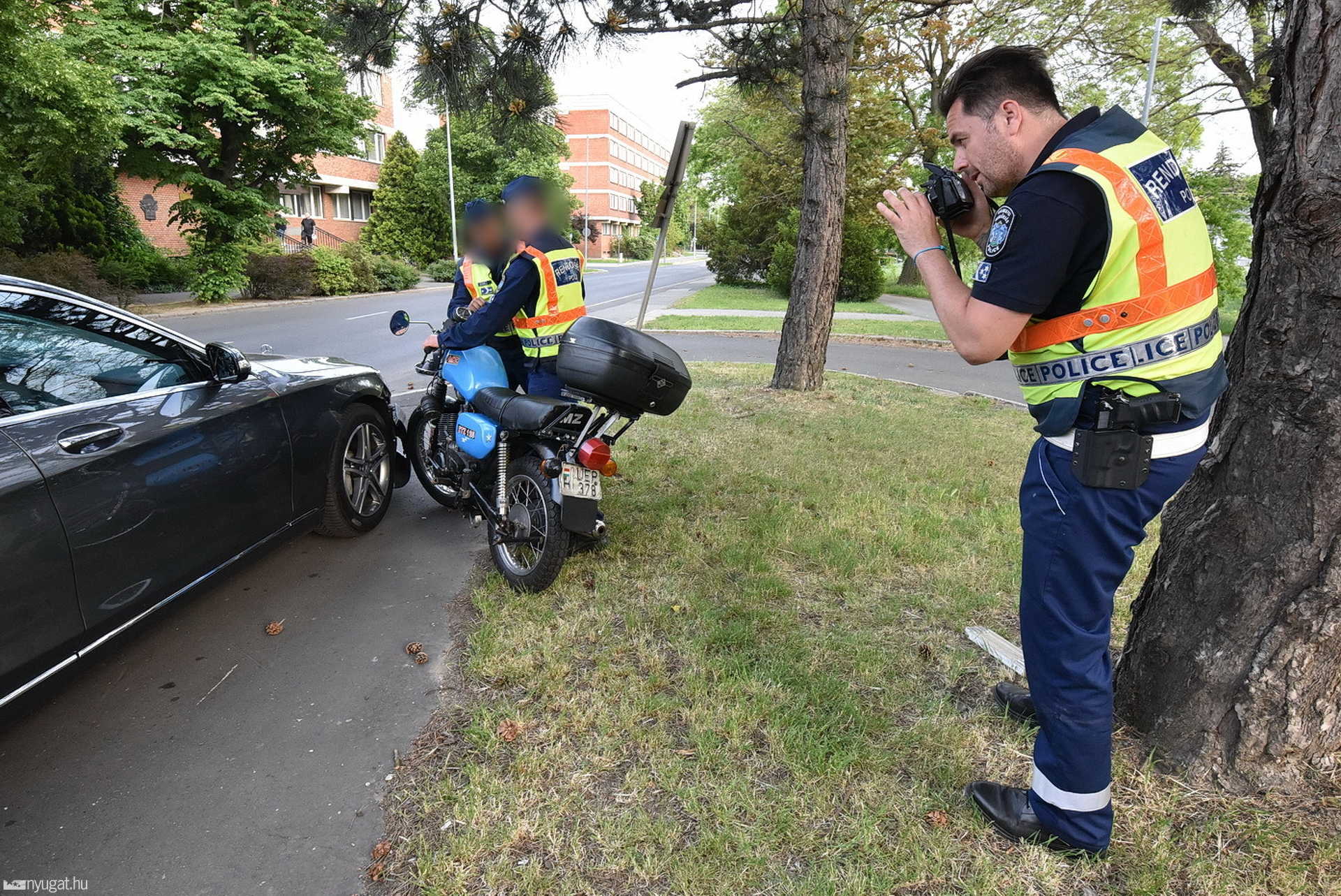 Motoros baleset a rendőrség előtt