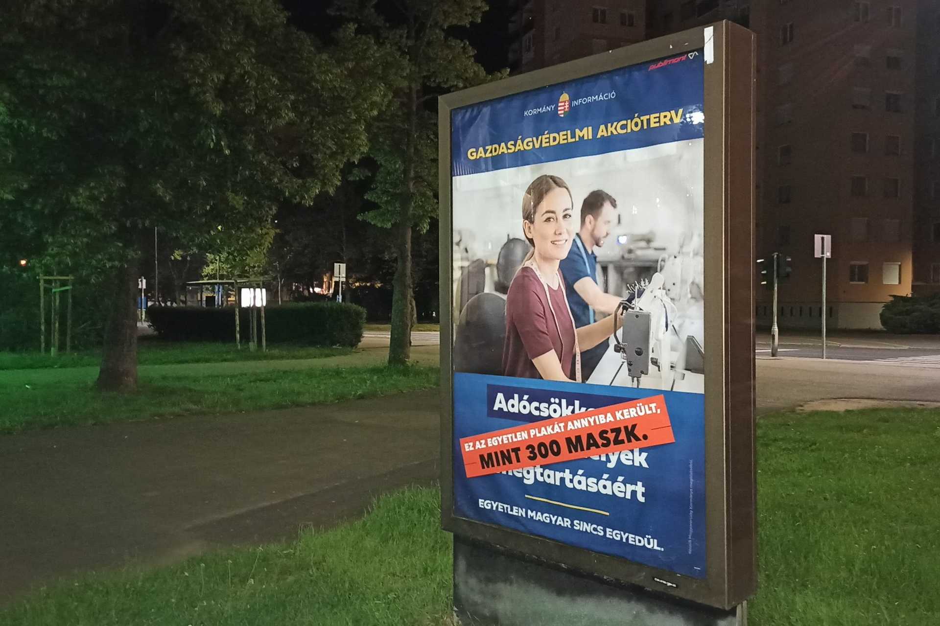 „Kijavította” az új kormányplakátokat a Momentum Szombathelyen