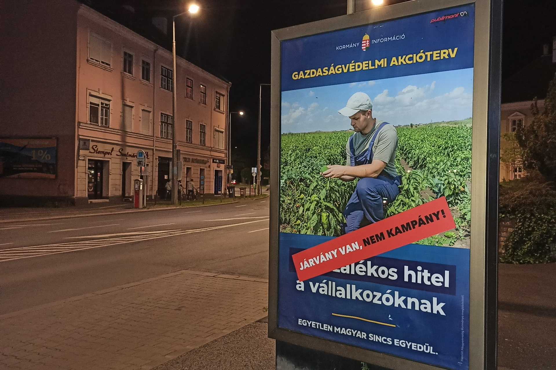 „Kijavította” az új kormányplakátokat a Momentum Szombathelyen