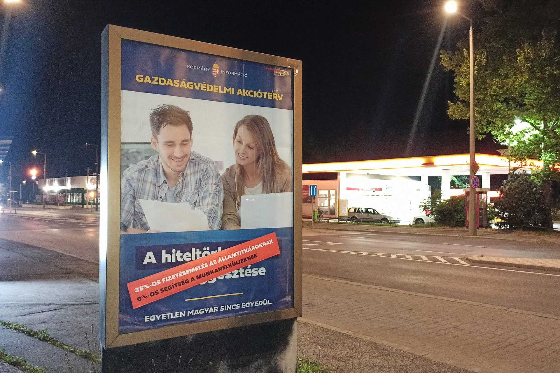 „Kijavította” az új kormányplakátokat a Momentum Szombathelyen
