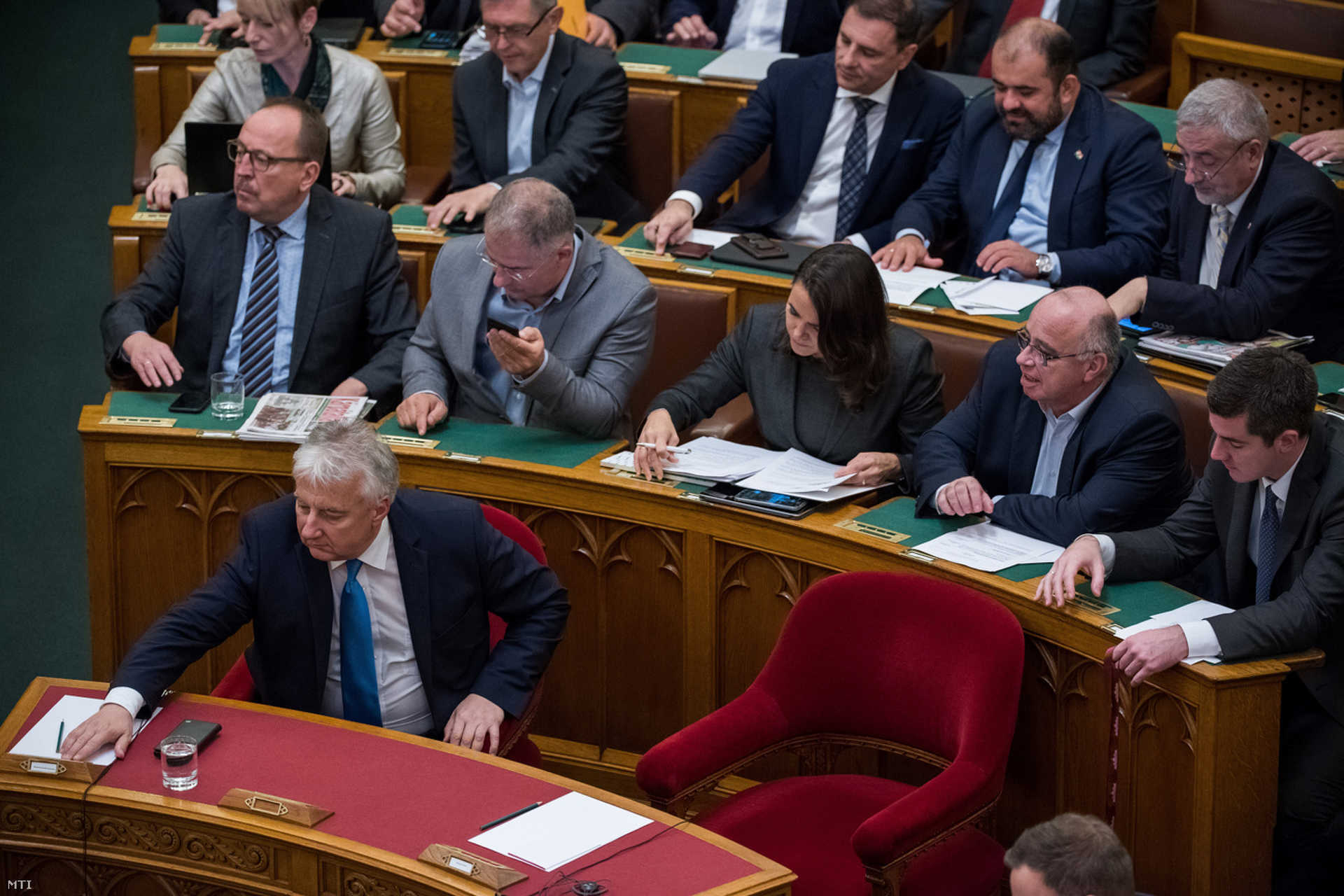 Senjén Zsolt szavaz az országgyűlésben