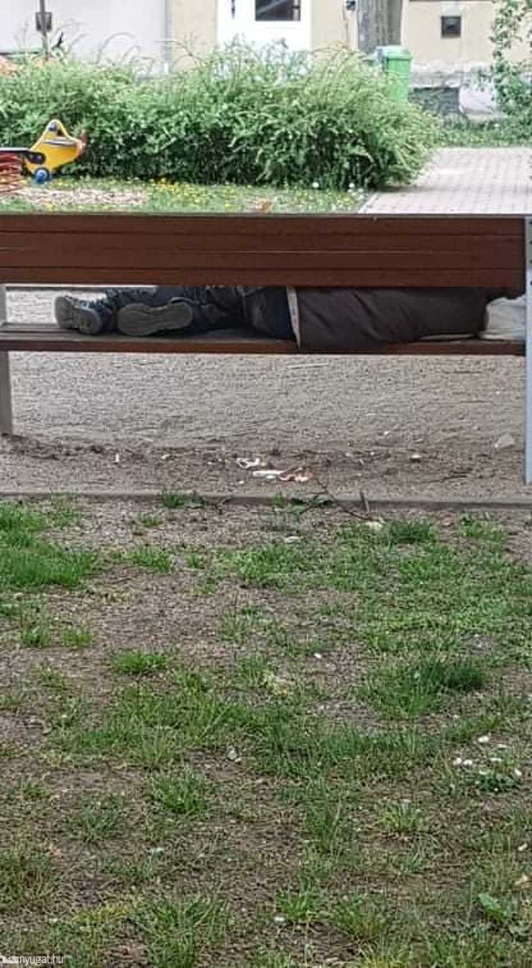 Hajléktalan és cigarettacsikkek a Kisfaludy Sándor utcai játszótéren
