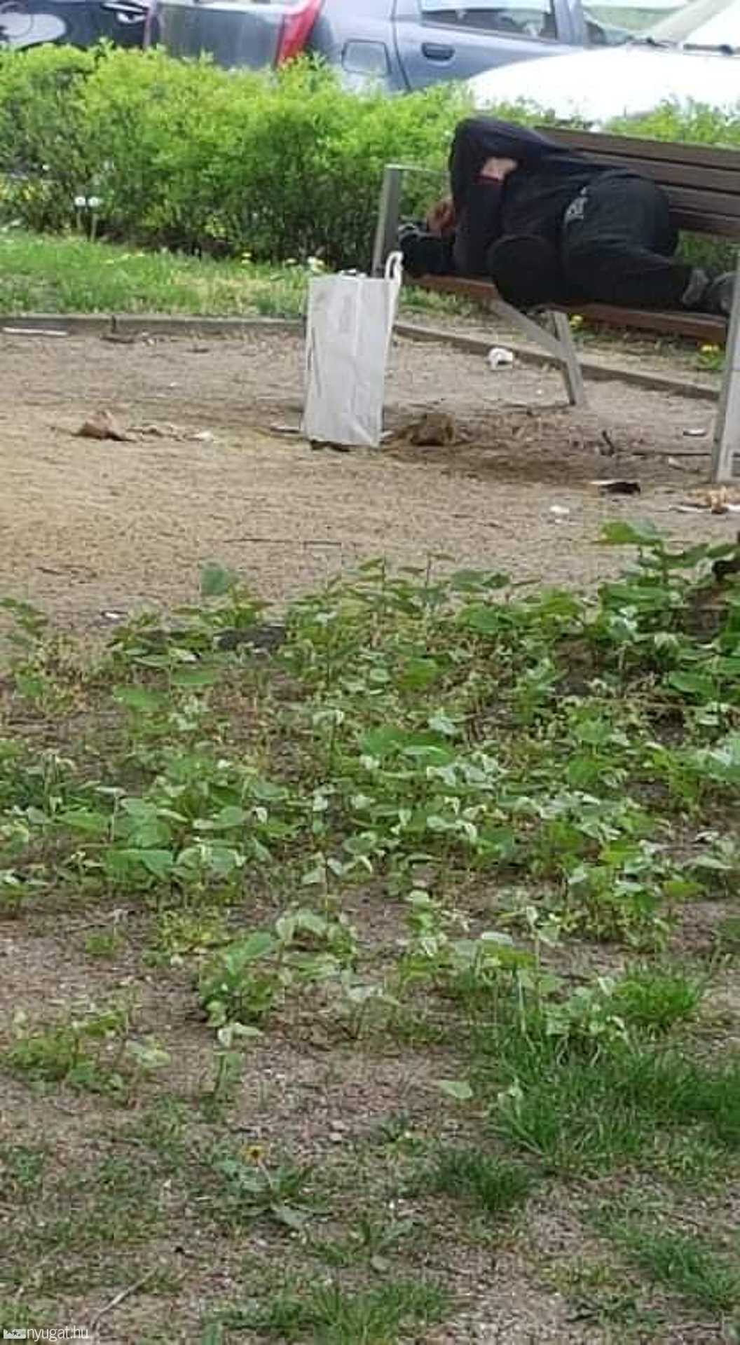 Hajléktalan és cigarettacsikkek a Kisfaludy Sándor utcai játszótéren