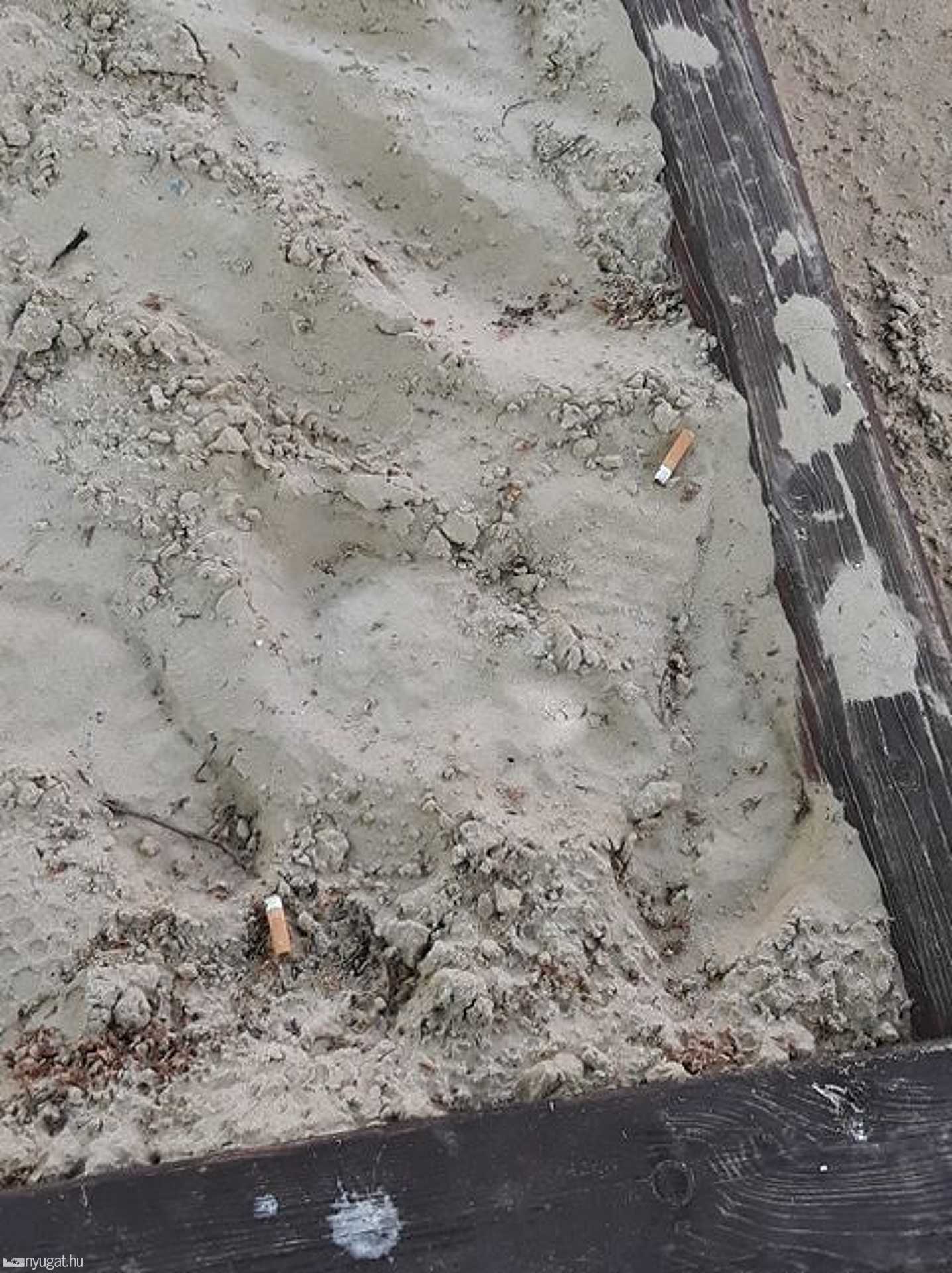 Hajléktalan és cigarettacsikkek a Kisfaludy Sándor utcai játszótéren
