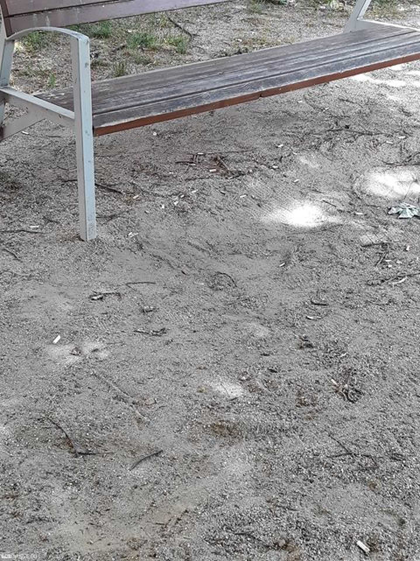 Hajléktalan és cigarettacsikkek a Kisfaludy Sándor utcai játszótéren
