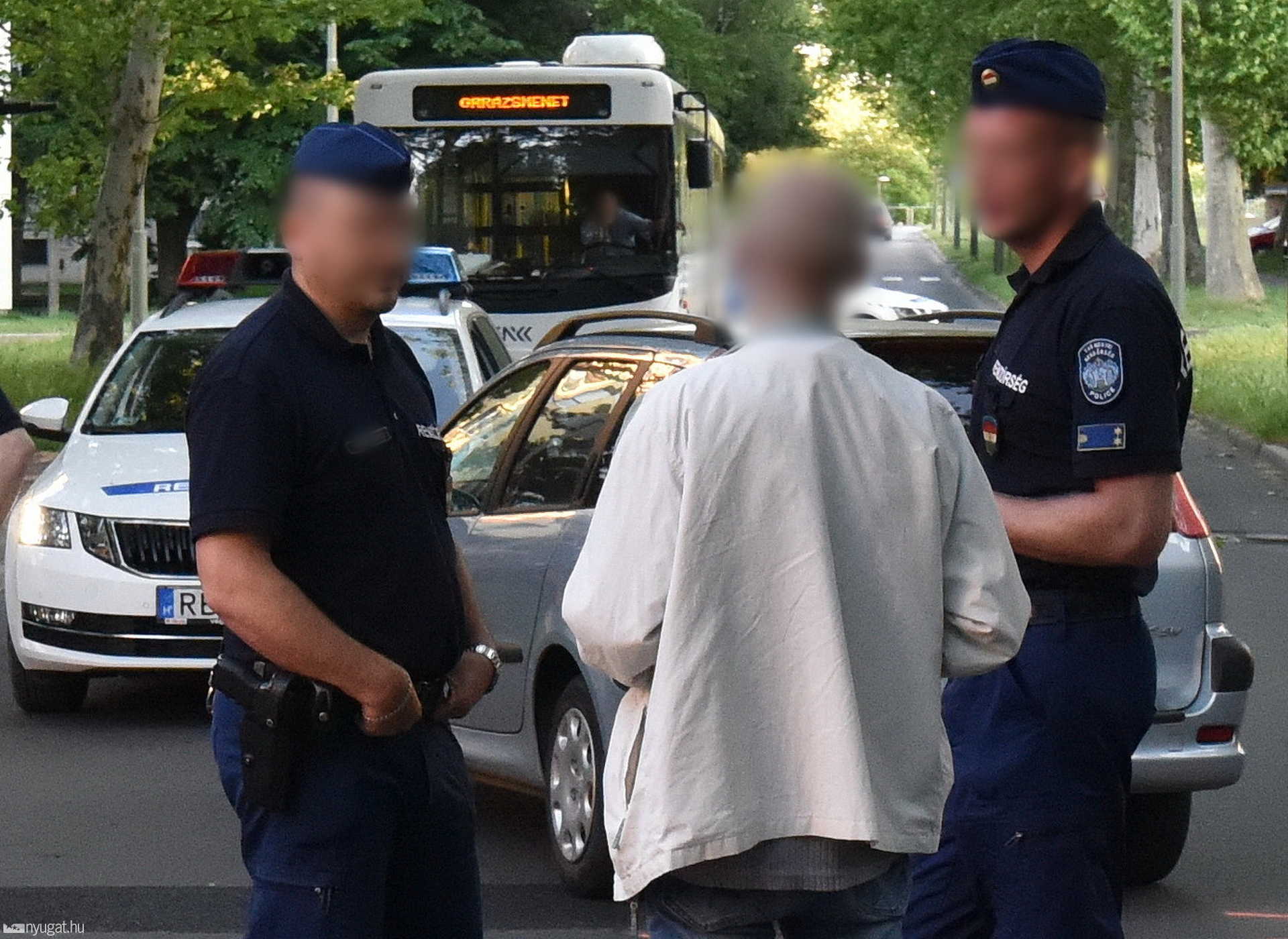 Erősen ittas sofőr koccant rendőrautóval Szombathelyen 
