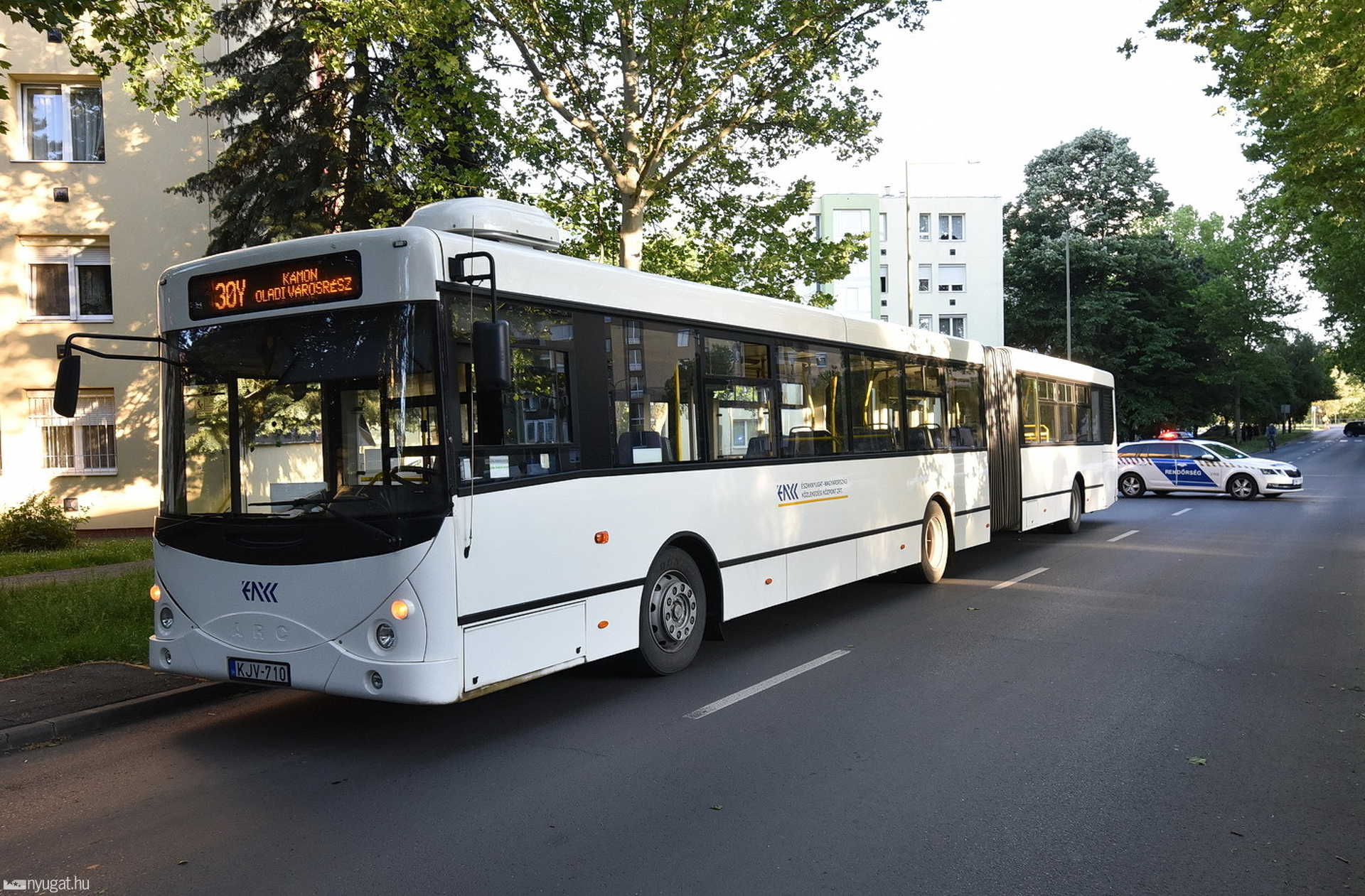 Erősen ittas sofőr koccant rendőrautóval Szombathelyen 