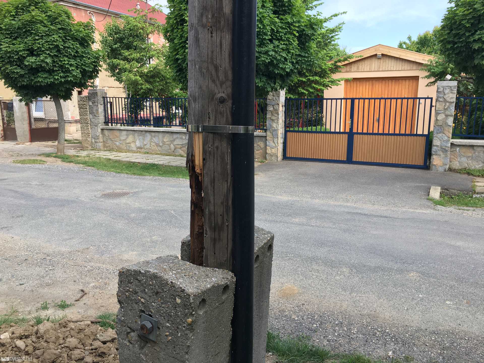 Életveszélyes villanyoszlop(ok)