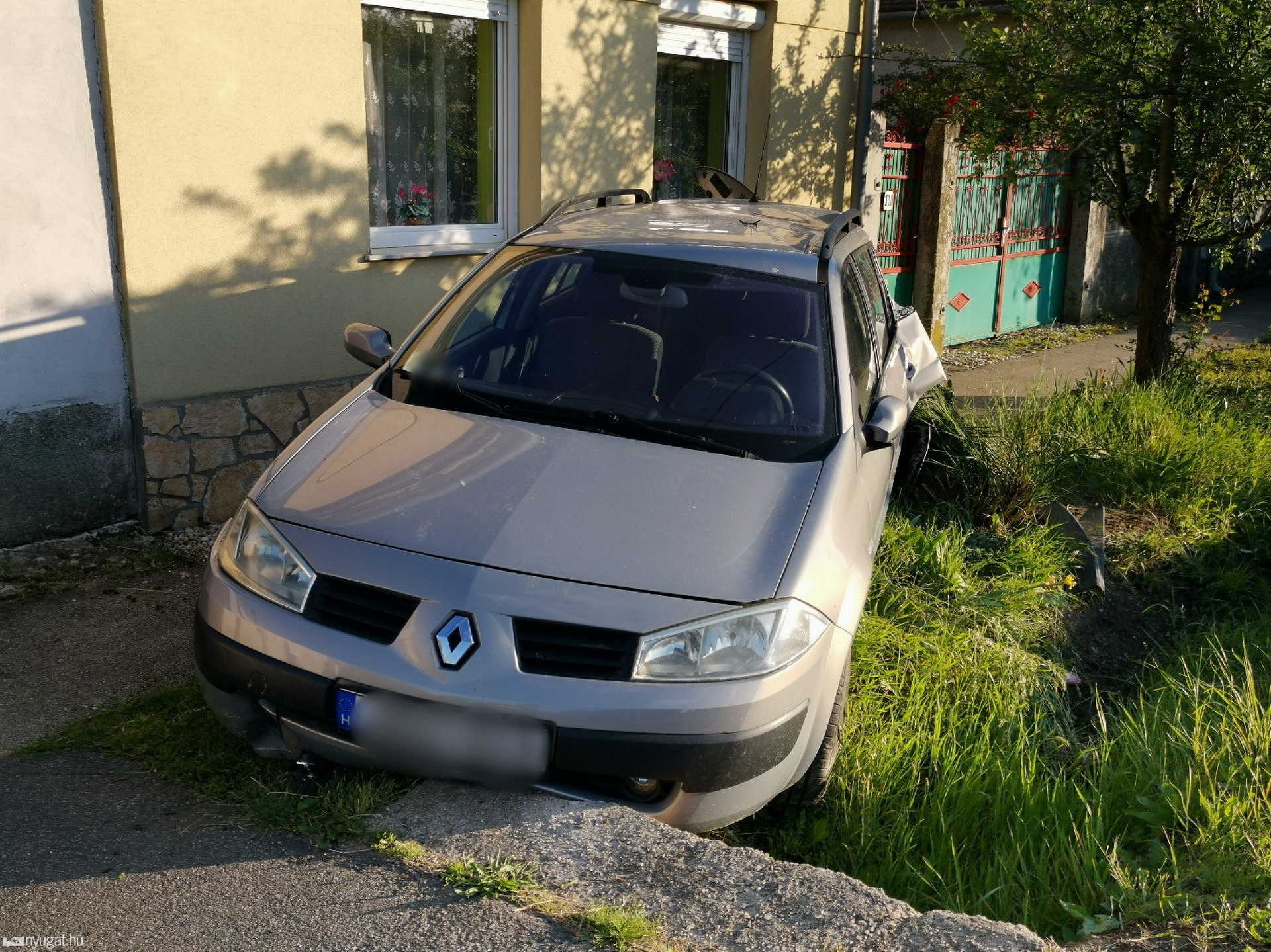 Lengyel kamion lökött a járdára Renault személyautót Zanaton 