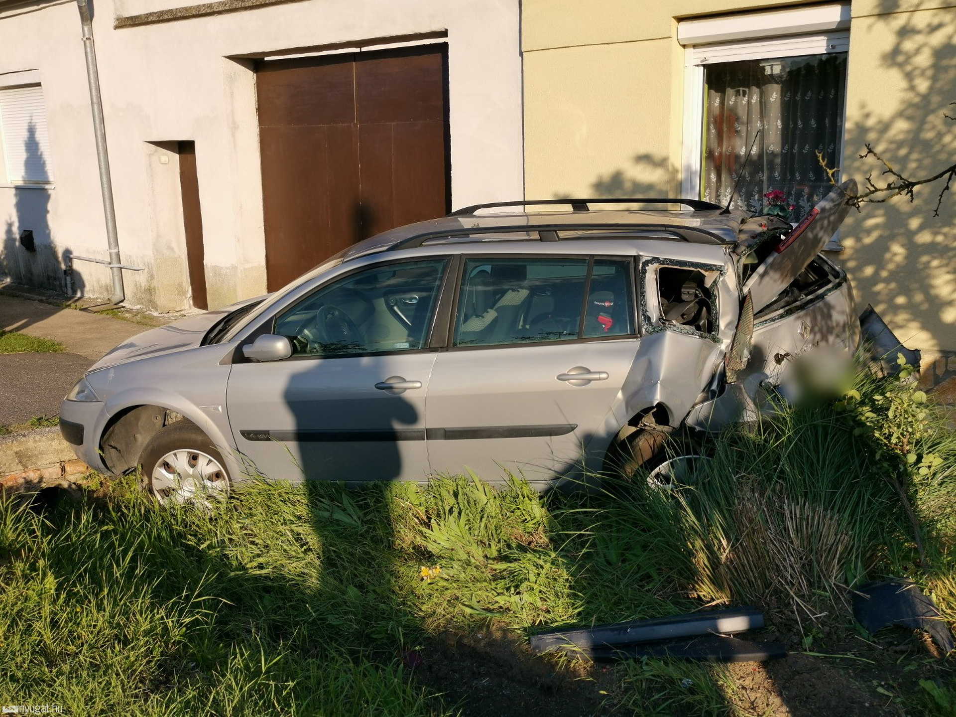 Lengyel kamion lökött a járdára Renault személyautót Zanaton 
